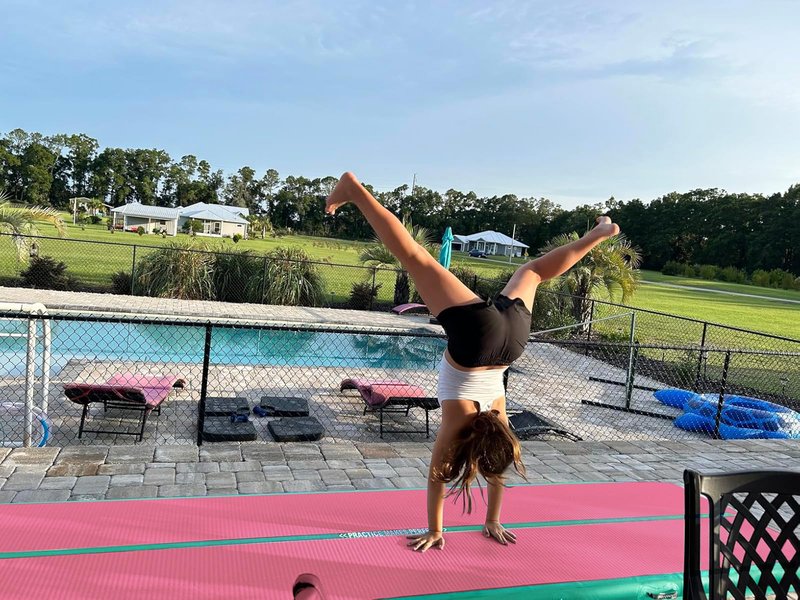 VOFiTNY All Purpose Gymnastics Air Mat 10’x3.3’x4’’ Sturdy Tumble Track for Home/Gym Pink/Green