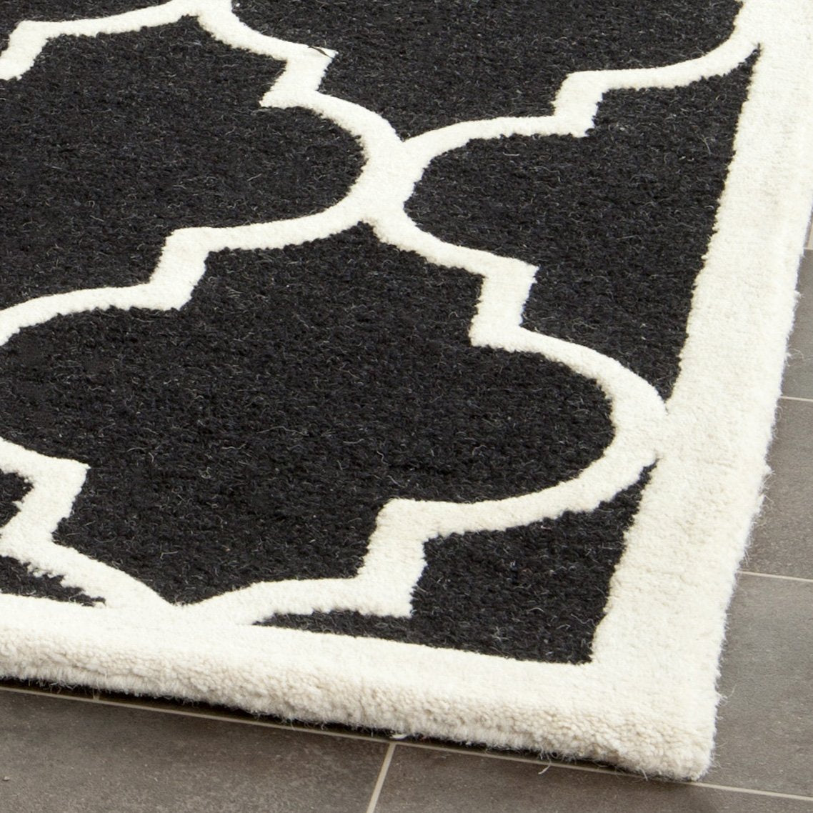 SAFAVIEH Cambridge Collection Area Rug - 5' x 8', Black & Ivory, Handmade Moroccan Trellis Wool, Ideal for High Traffic Areas in Living Room, Bedroom (CAM134E)