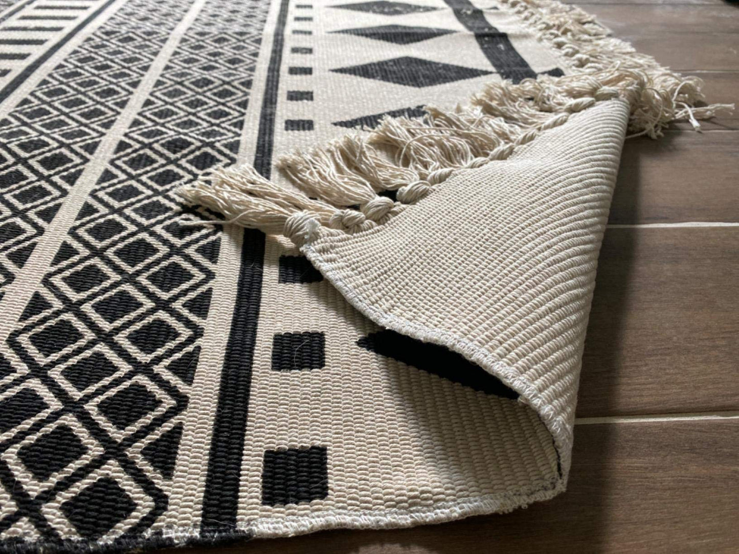USTIDE 3'x5'Hand Woven Rug, Accent Rug for Bedroom, Large Cotton Tassels Boho Area Rug Fringe Rug for Living Room Kitchen Laundry Bathroom Doorway, Black&Cream