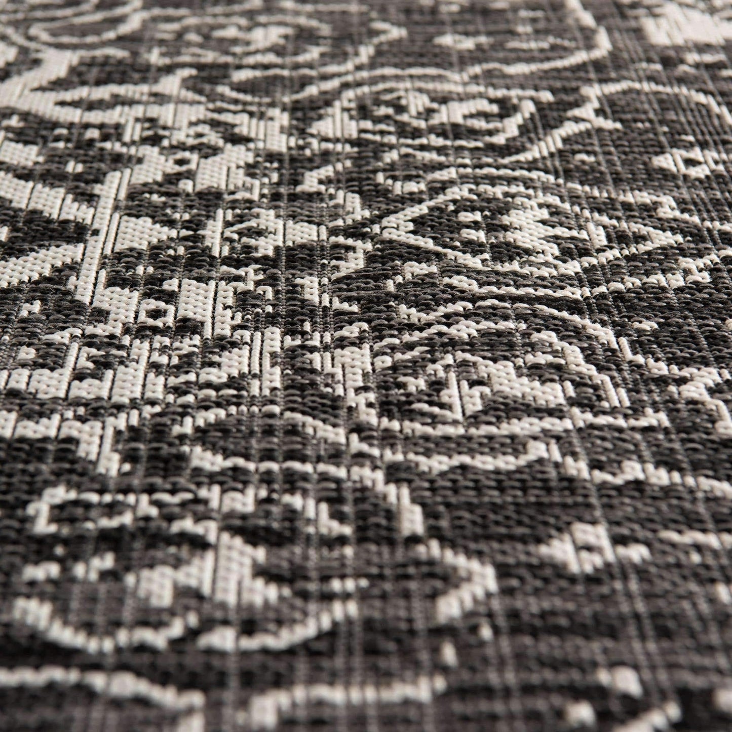 Unique Loom Outdoor Collection Area Rug - Dubai (5' 3" x 8' Oval, Charcoal Gray/ Ivory)