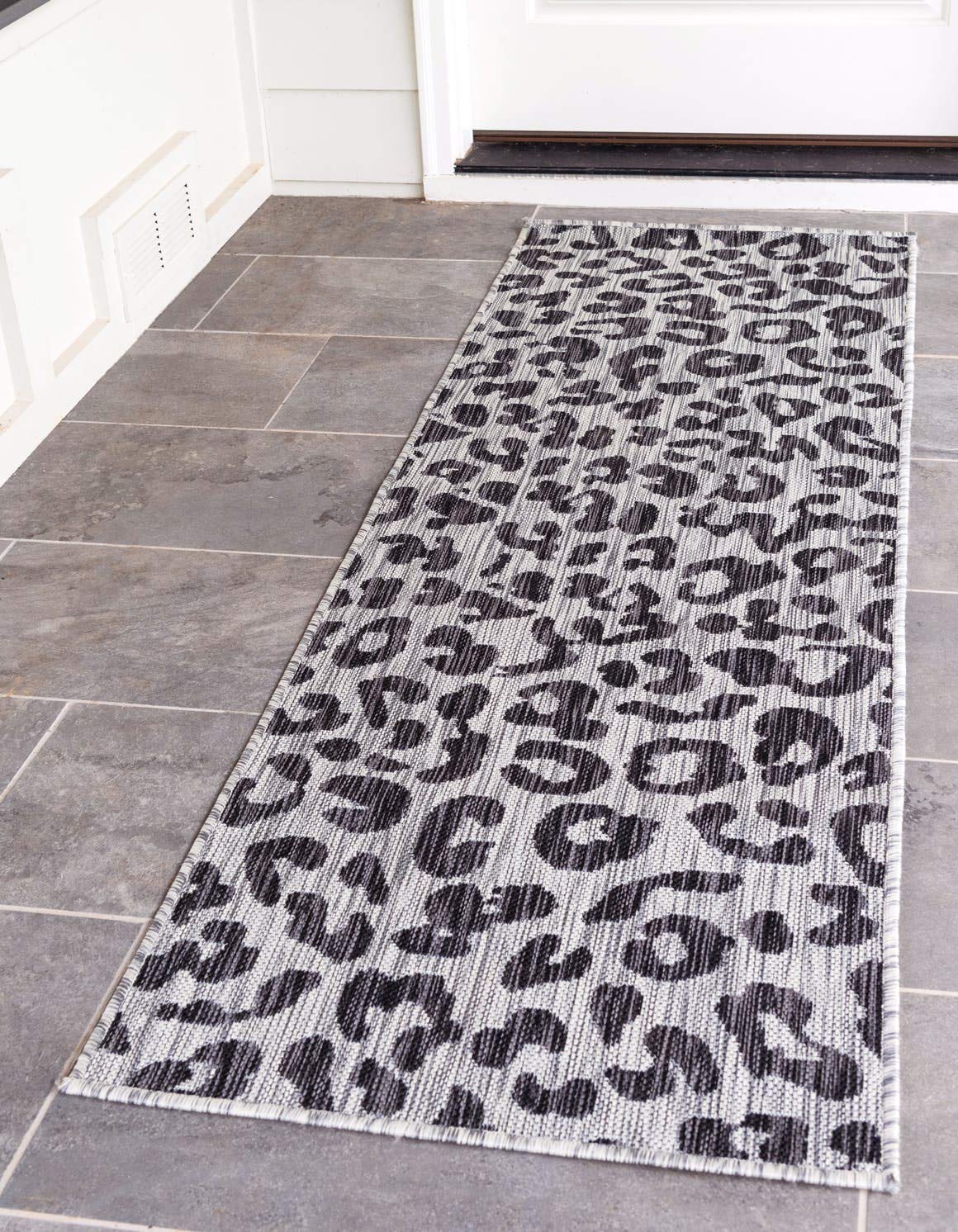 Unique Loom Outdoor Safari Collection Area Rug - Leopard (2' x 6' 1" Runner, Light Gray/ Gray)