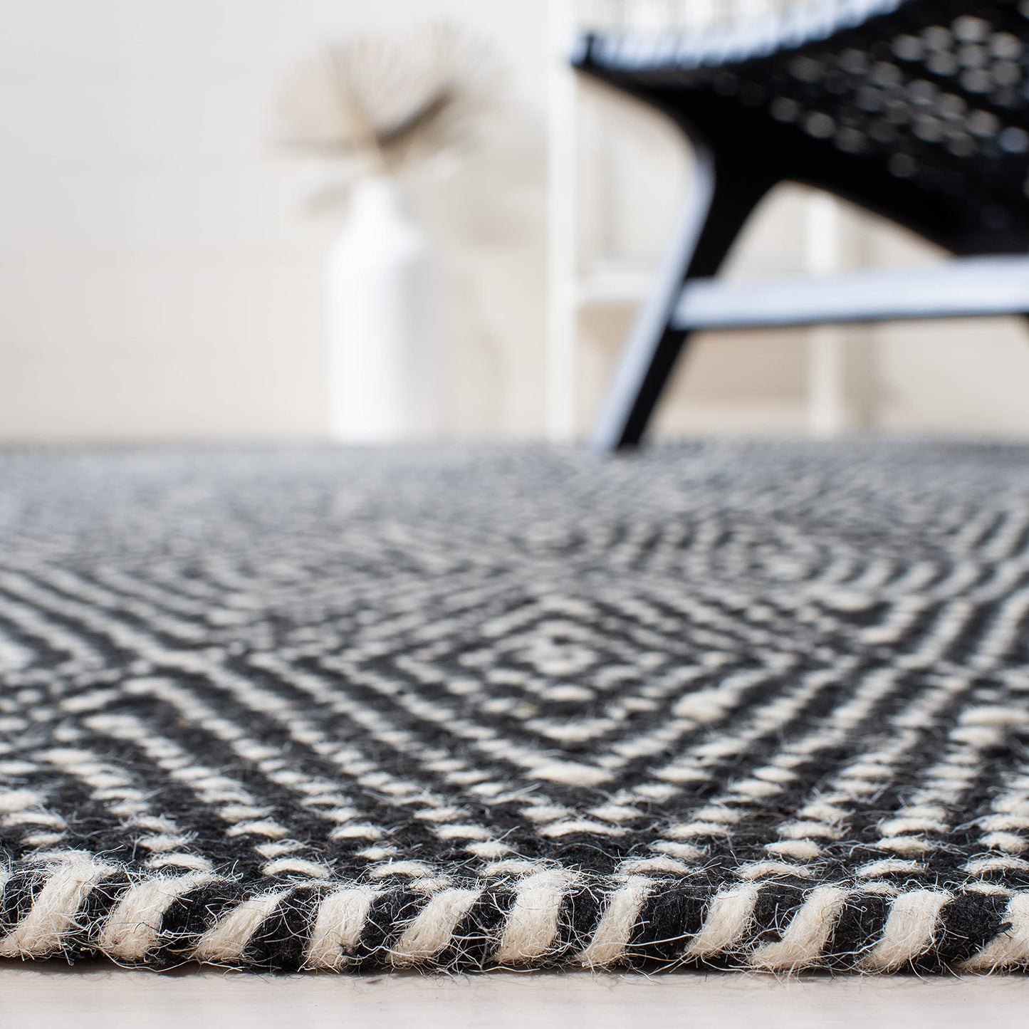 SAFAVIEH Area Rug 8x10 - Kilim Collection - Large - Black & Ivory, Flat Weave Wool Design, Ideal for Living Room, Bedroom, Office, Dining Space (KLM380Z)
