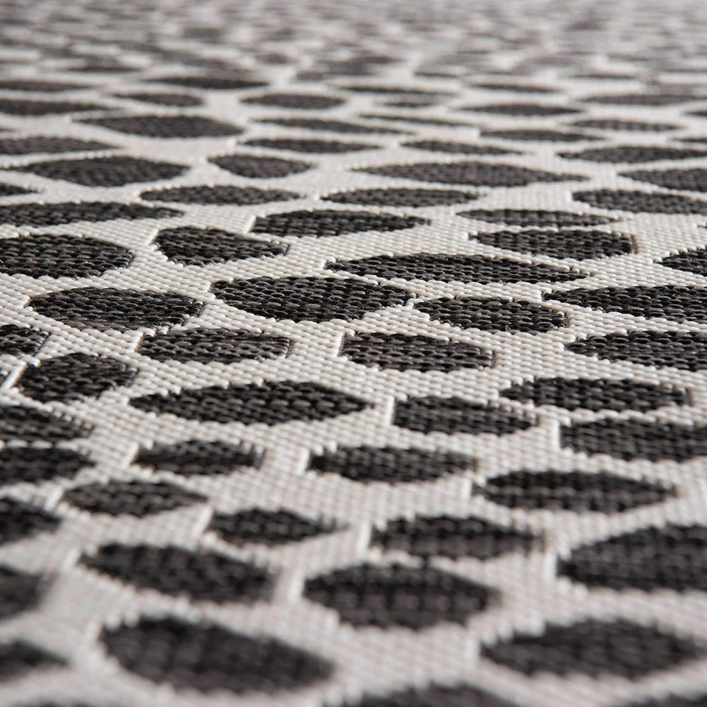 Unique Loom Outdoor Collection Area Rug - Cape Town (5' 3' x 8' Oval, Black/ Ivory)