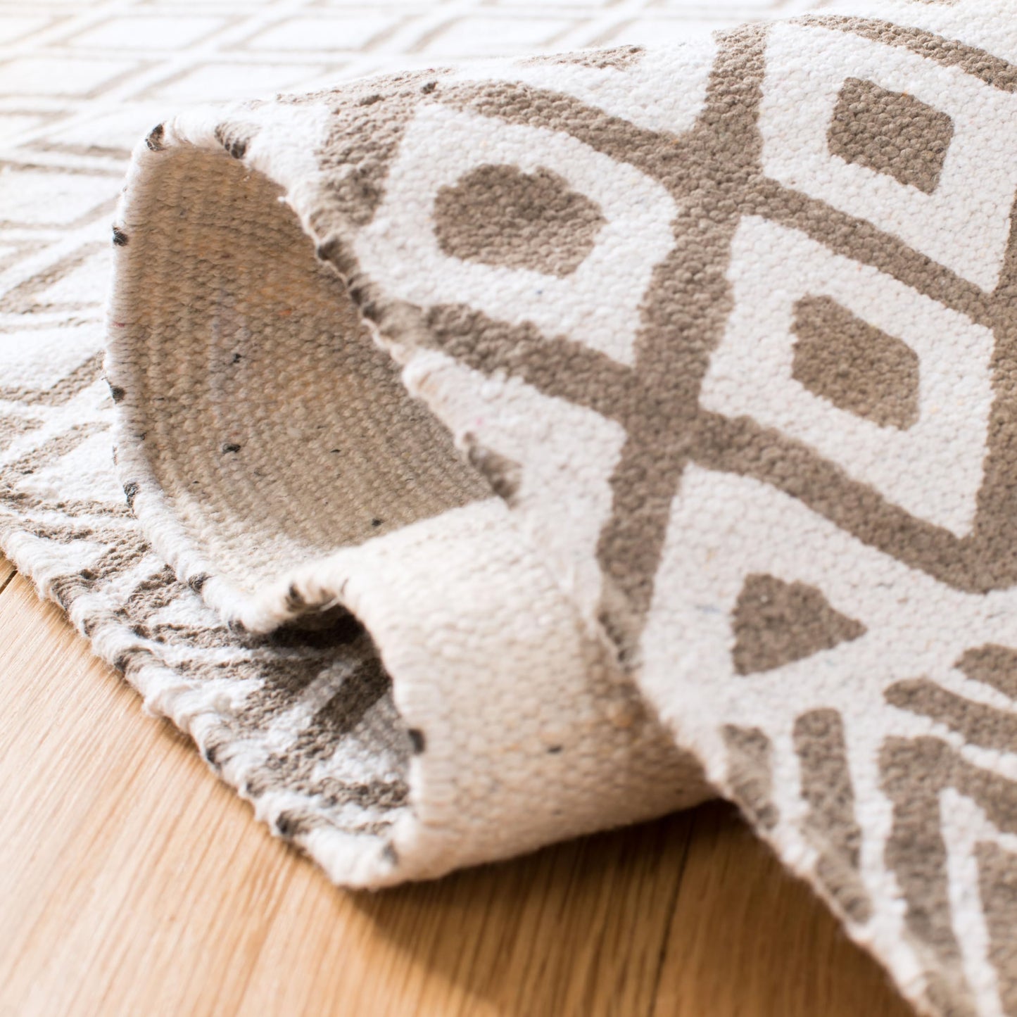 SAFAVIEH Cedar Brook Collection Accent Rug - 4' x 6', Grey & Ivory, Handmade Cotton, Ideal for High Traffic Areas in Entryway, Living Room, Bedroom (CDR801F)