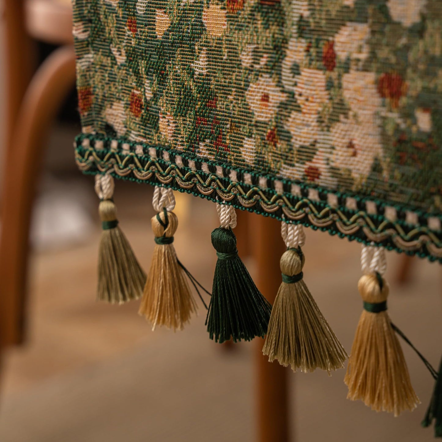 HomeyHo Botanical Jacquard Dining Table Runner with Tassels Luxury Floral Daisy Table Runner for Home Party Spring Summer Decor Modern Elegant Table Runners 13 x 71 Inch Green