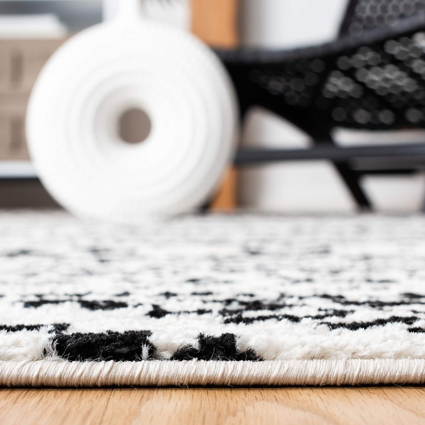 SAFAVIEH Area Rug 6x9 - Tulum Collection - Ivory & Black, Moroccan Boho Tribal Design, Non-Shedding & Easy to Clean, Ideal for Living Room, Bedroom, Dining Space (TUL272B)
