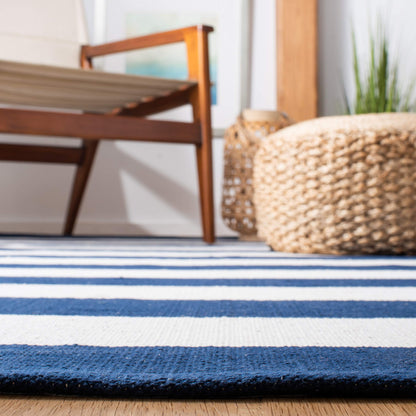 SAFAVIEH Montauk Collection Area Rug - 6' x 9', Navy & Ivory, Handmade Flatweave Cotton, Woven Texture, Farmhouse Stripe Pattern, Ideal for Living Room, Bedroom, Dining Space (MTK712H)
