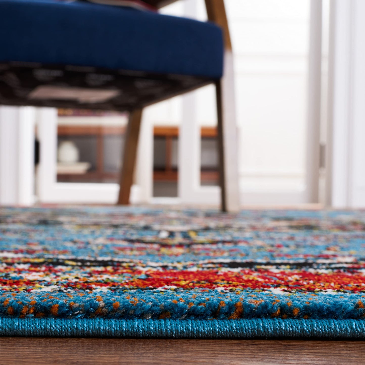 SAFAVIEH Vintage Hamadan Collection Accent Rug - 4' x 6', Blue & Red, Oriental Medallion Design, Non-Shedding & Easy Care, Ideal for High Traffic Areas in Entryway, Living Room, Bedroom (VTH266M)