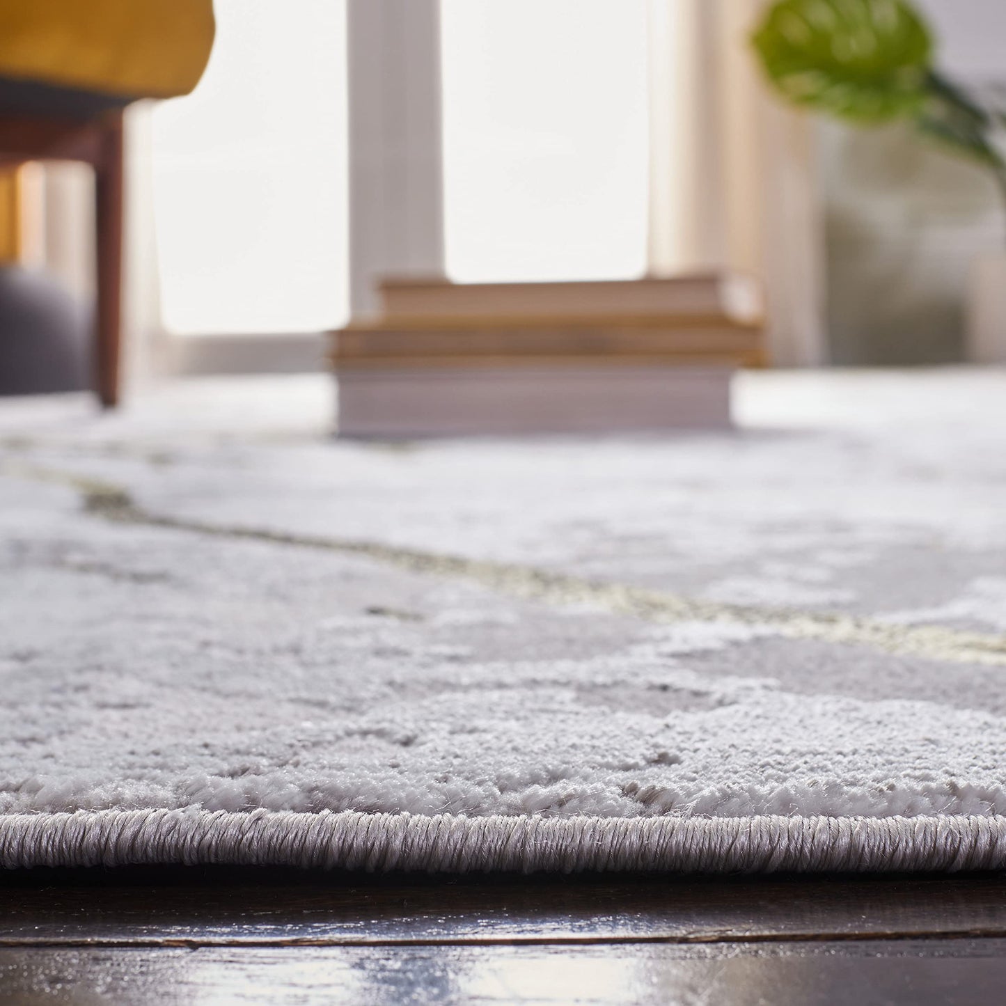 SAFAVIEH Amelia Collection Area Rug - 6' x 9', Grey & Gold, Modern Abstract Design, Non-Shedding & Easy Care, Ideal for High Traffic Areas in Living Room, Bedroom (ALA293G)