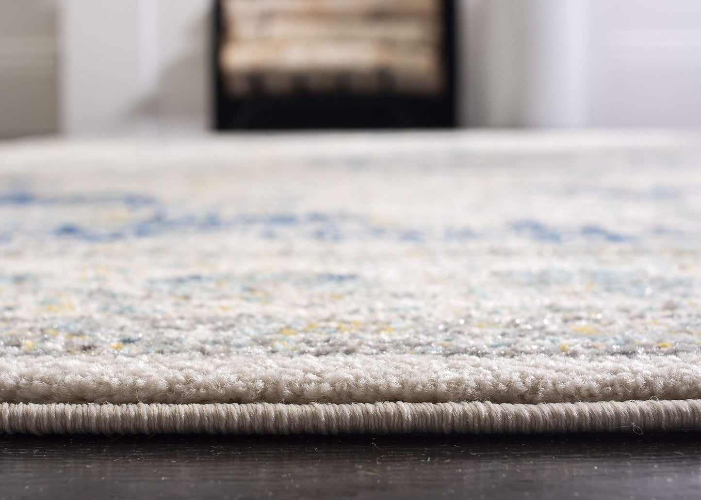 SAFAVIEH Evoke Collection Area Rug - 9' Round, Ivory & Blue, Shabby Chic Oriental Medallion Design, Non-Shedding & Easy to Clean, Ideal for Living Room, Bedroom, Dining Space (EVK220C)