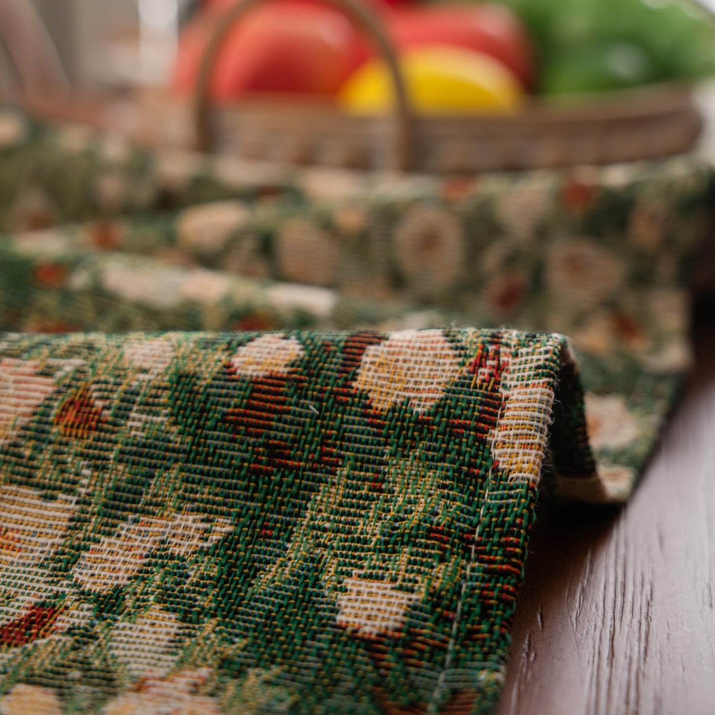 HomeyHo Botanical Jacquard Dining Table Runner with Tassels Luxury Floral Daisy Table Runner for Home Party Spring Summer Decor Modern Elegant Table Runners 13 x 71 Inch Green
