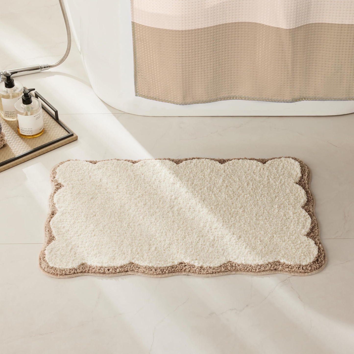 Ohocut Luxury Microfiber Bathroom Rugs, Beige Sand Scalloped Bath Rug Boho Farmhouse Cute Aesthetic Preppy Bath Mat for Bathroom, Tub, Floor Carpet, Sink, Shower, Anti Slip, Absorbent, 32x20
