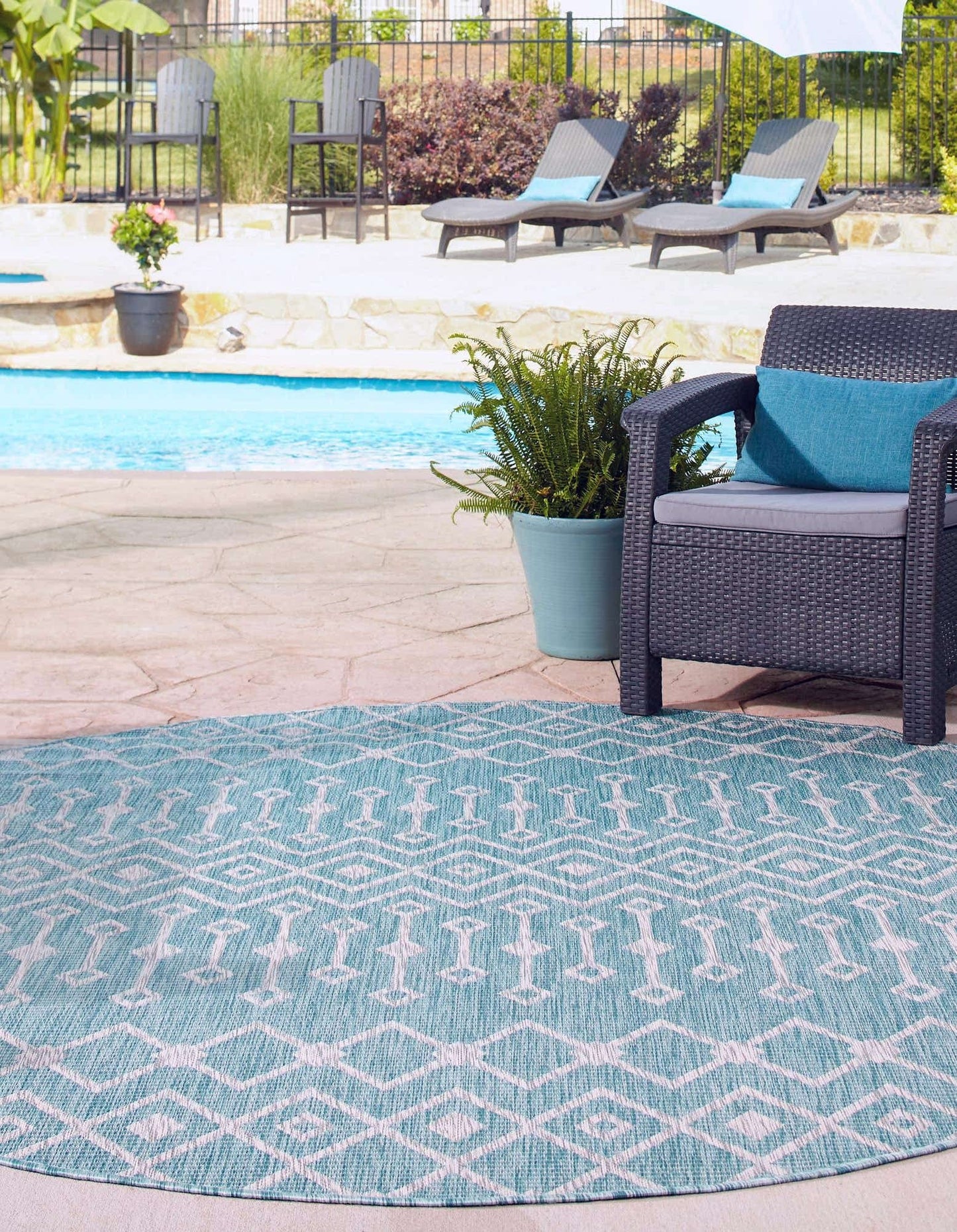 Unique Loom Outdoor Trellis Collection Area Rug - Tribal Trellis (10' 8" Round, Aqua/ Ivory)