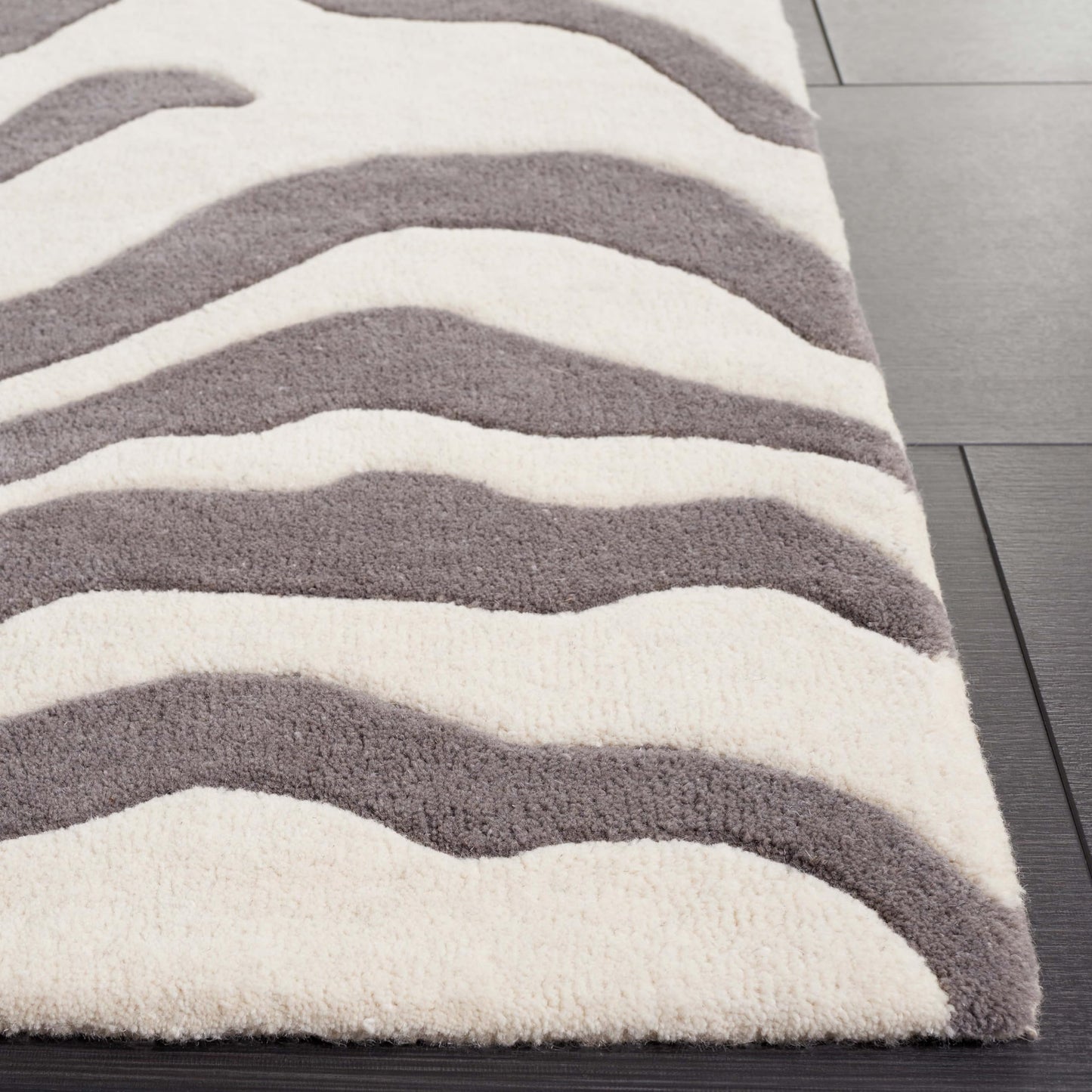 SAFAVIEH Soho Collection Area Rug - 6' x 9', Ivory & Grey, Handmade Wool, Ideal for High Traffic Areas in Living Room, Bedroom, Dining (SOH975F-6)