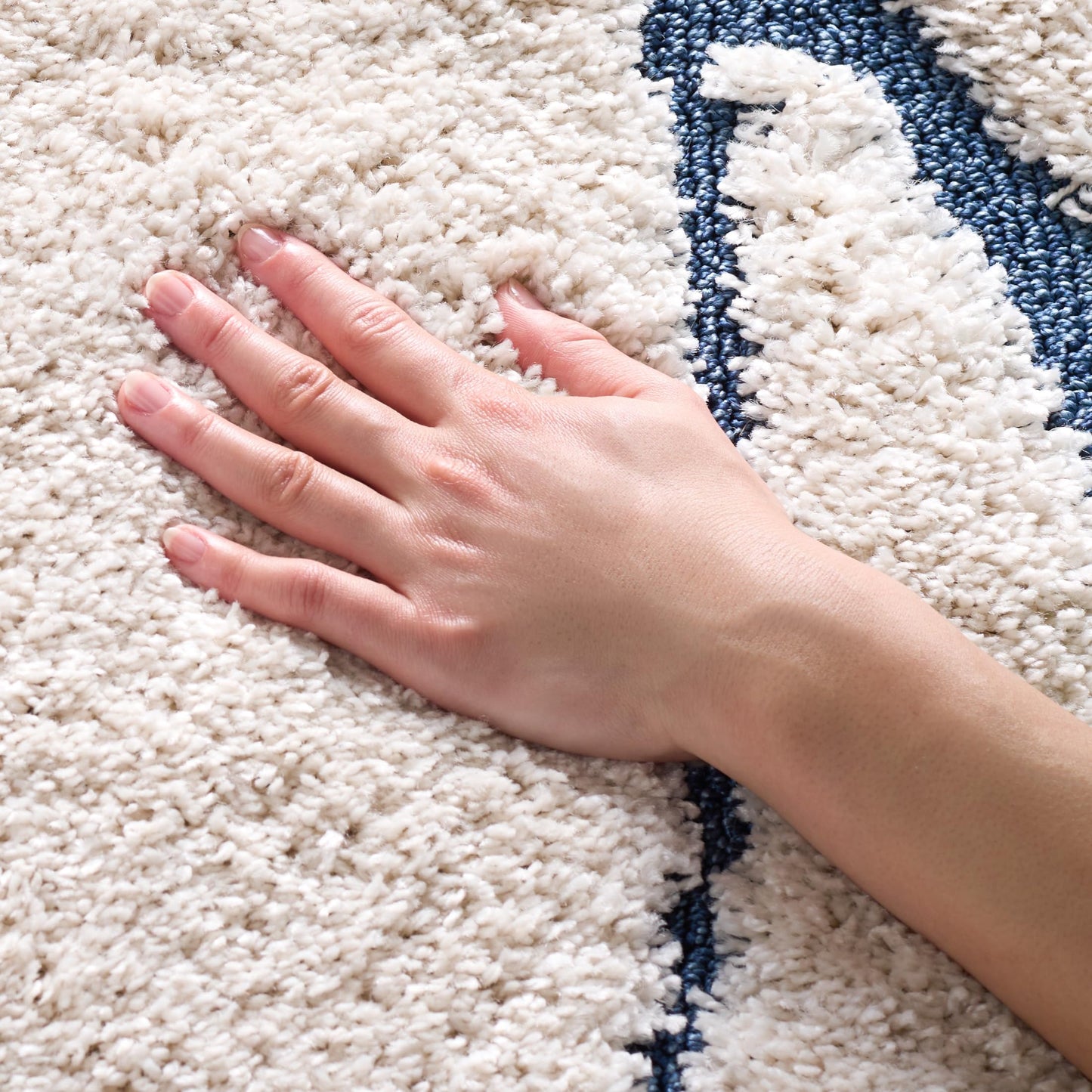 SAFAVIEH Florida Shag Collection Accent Rug - 3'3" x 5'3", Cream & Blue, Non-Shedding & Easy Care, 1.2-inch Thick Ideal for High Traffic Areas in Entryway, Living Room, Bedroom (SG471-1165)