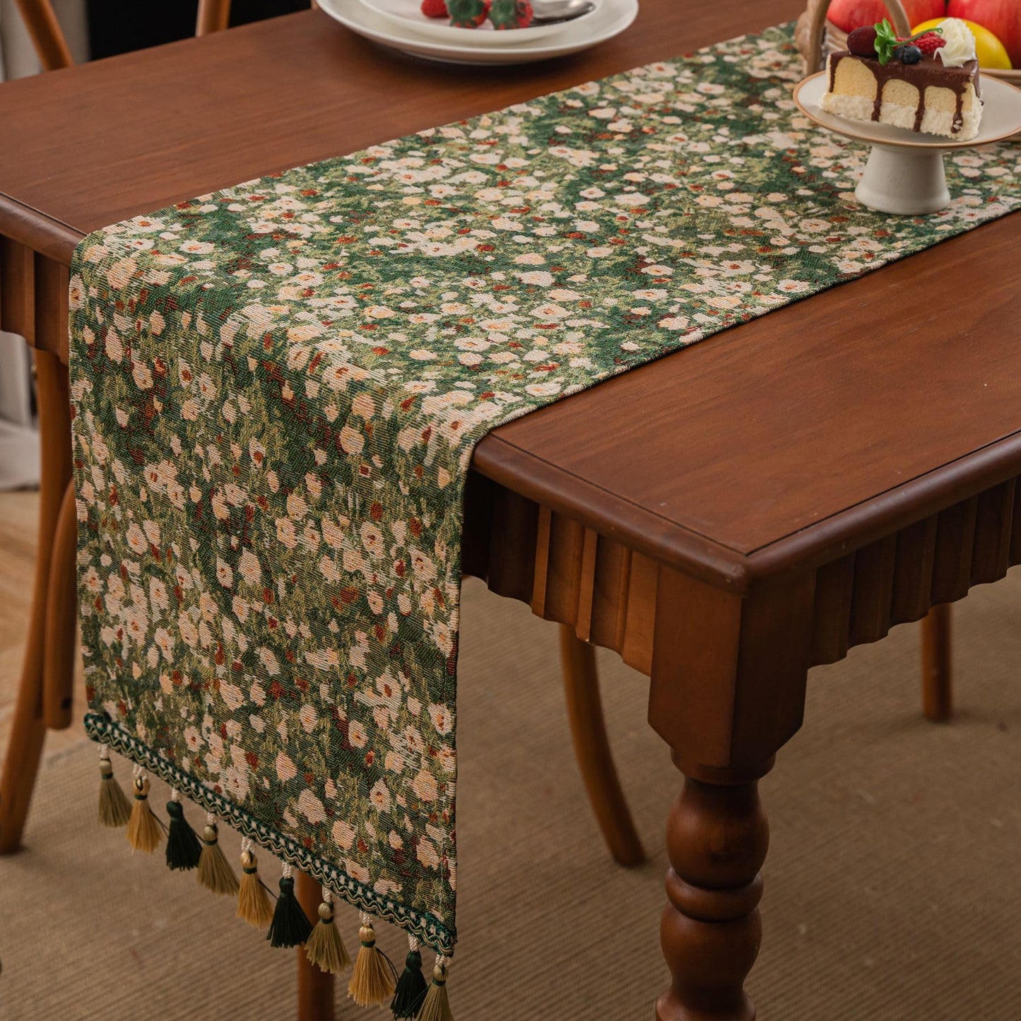 HomeyHo Botanical Jacquard Dining Table Runner with Tassels Luxury Floral Daisy Table Runner for Home Party Spring Summer Decor Modern Elegant Table Runners 13 x 71 Inch Green