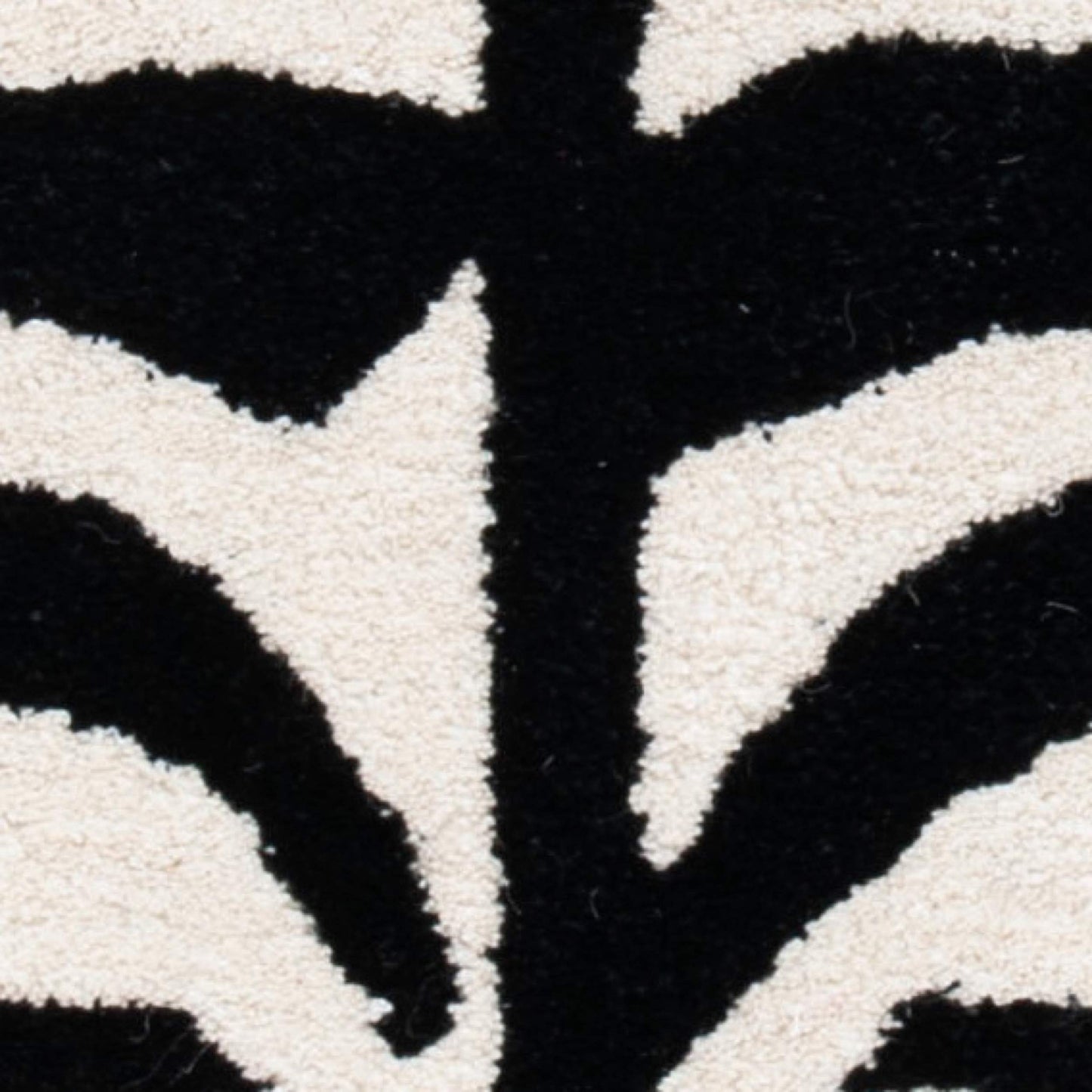 SAFAVIEH Soho Collection 5' x 8' Black / White SOH435A Handmade Premium Wool Area Rug