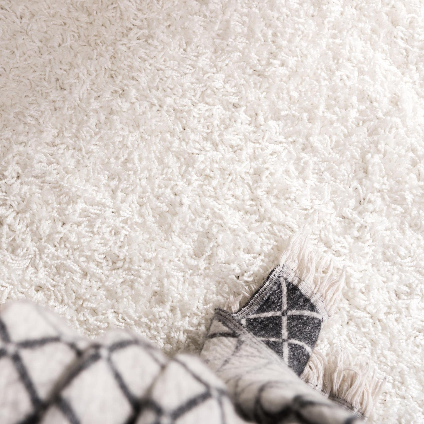 Unique Loom Solid Shag Collection Area Rug (10' x 13' 11" Rectangle, Snow White)