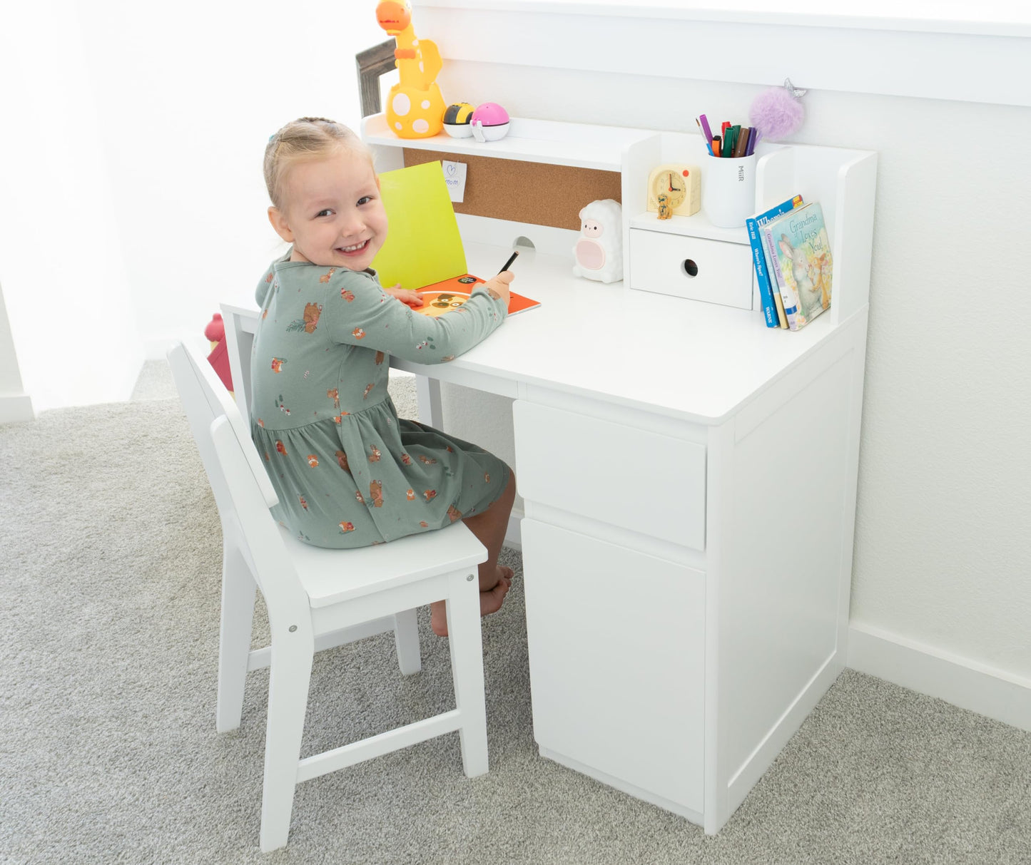 UTEX Kids Desk and Chair Set, Kids Study Desk with Hutch for 5-12 Years Old, Children Wooden Study Table, Student Writing Table Computer Workstation