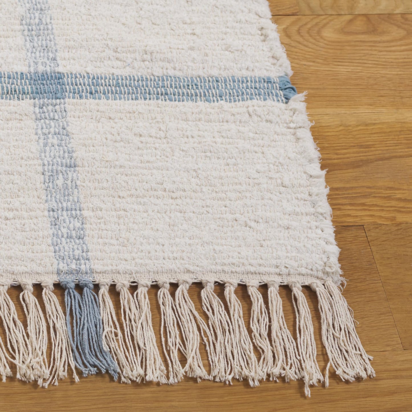 SAFAVIEH Montauk Collection Area Rug - 6' x 9', Ivory & Blue, Handmade Cotton, Ideal for Living Room, Bedroom, Home Office, Dining Space (MTK322M-6)