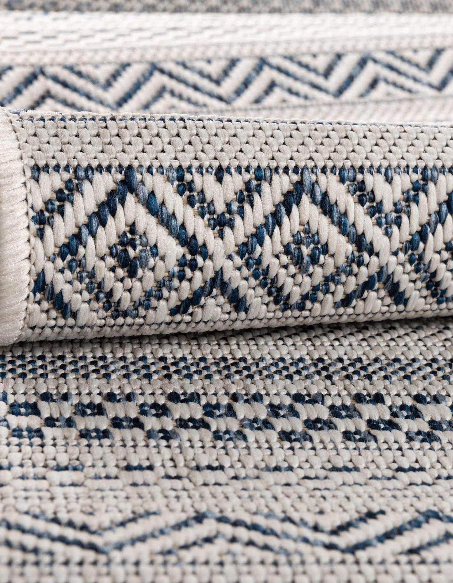 Unique Loom Outdoor Striped Collection Area Rug - Maia (3' 3" x 5' 3" Oval, Light Blue/Ivory)