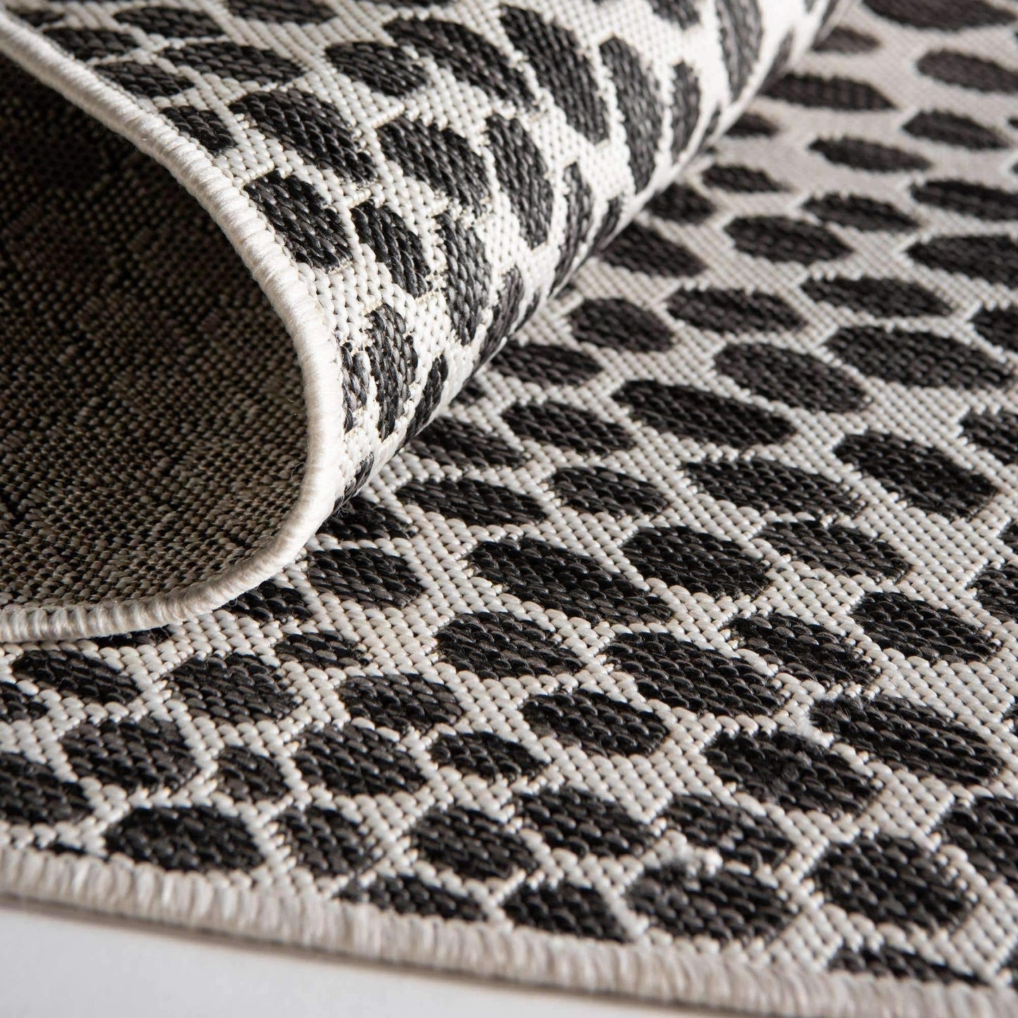 Unique Loom Outdoor Collection Area Rug - Cape Town (5' 3' x 8' Oval, Black/ Ivory)
