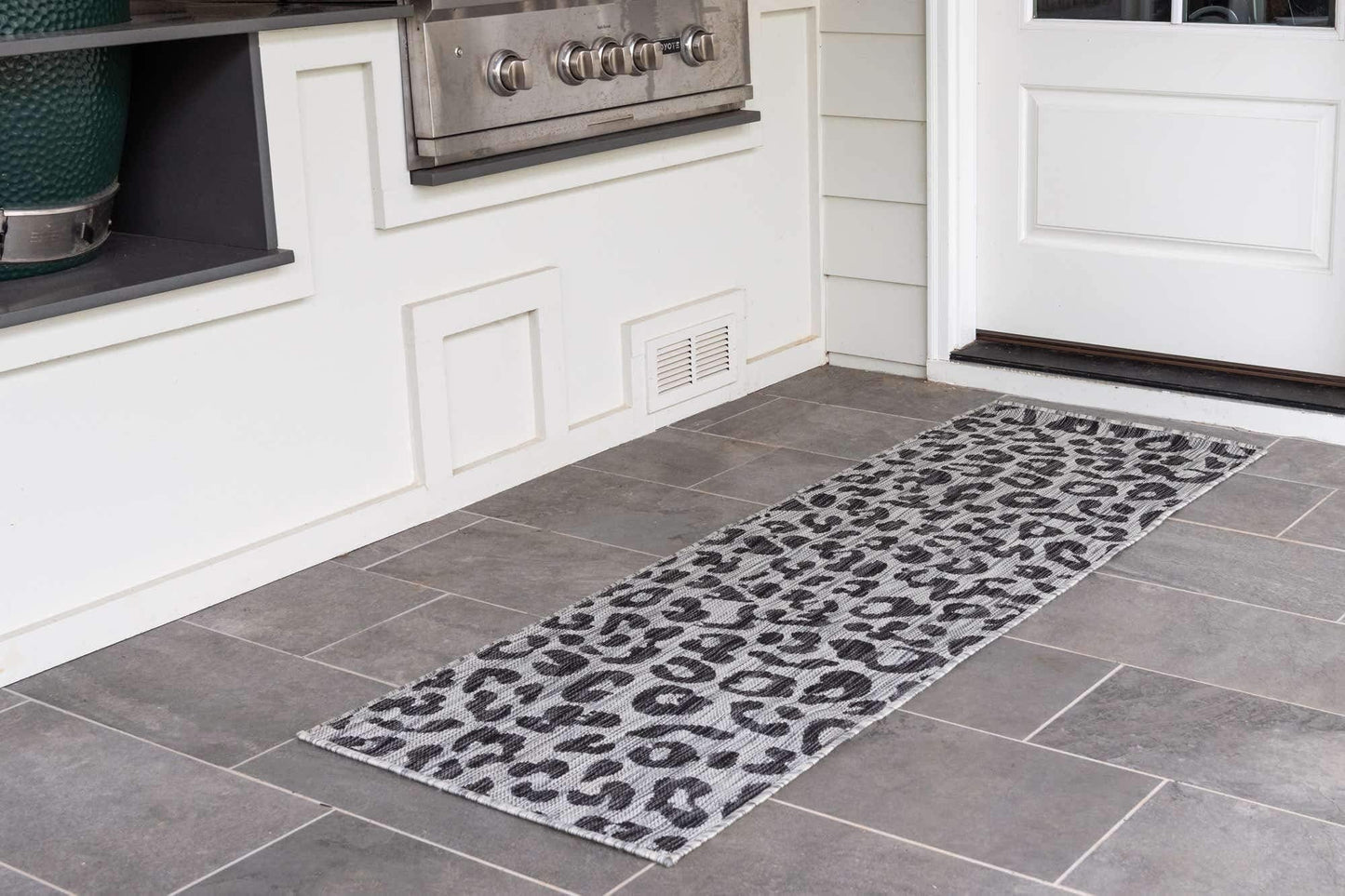 Unique Loom Outdoor Safari Collection Area Rug - Leopard (2' x 6' 1" Runner, Light Gray/ Gray)