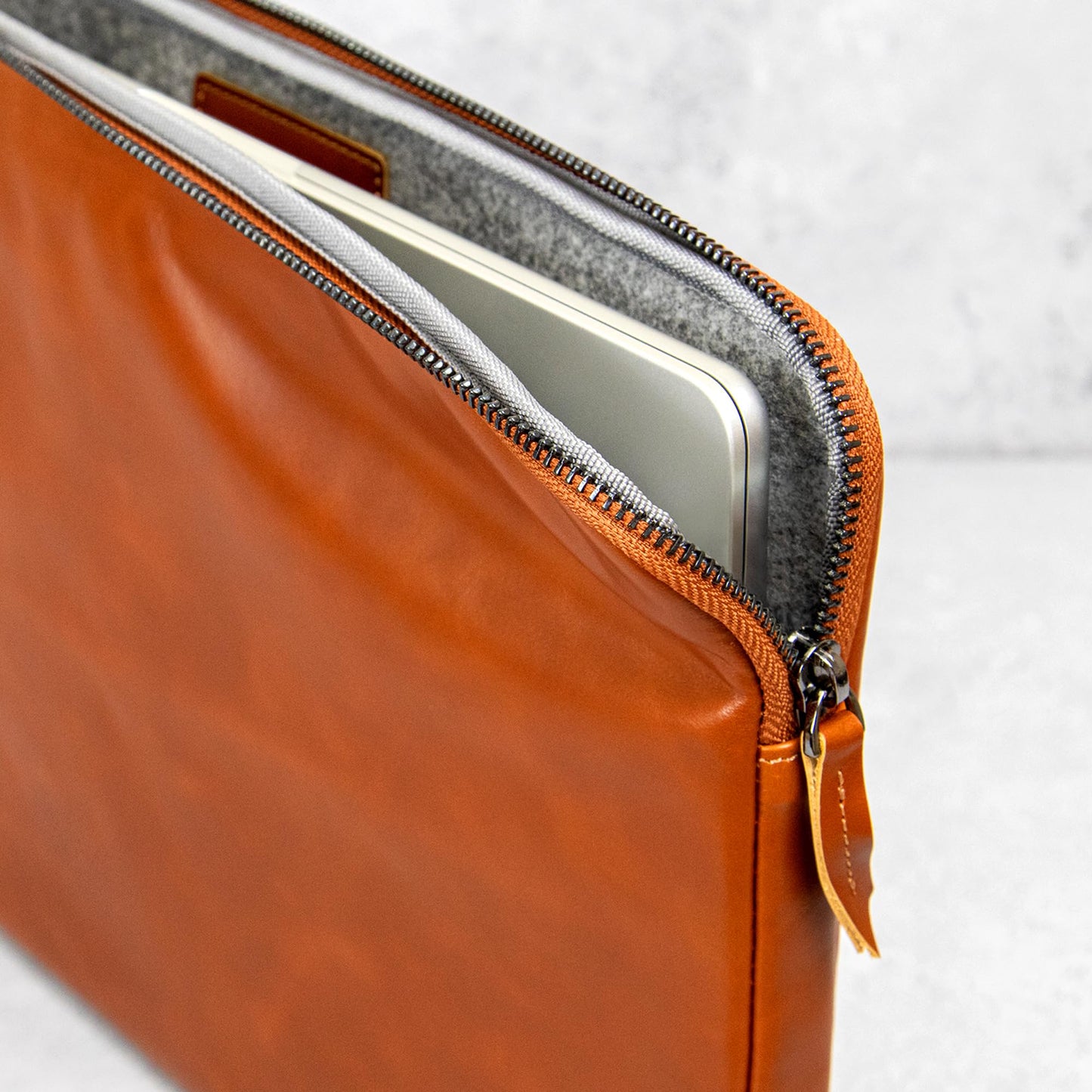 Casemade Real Leather Laptop Case/Zipped Folio Bag with Inner Pocket & Wool Lining Compatible with Apple MacBook, HP, Dell, Asus, Levovo (14 Inch - Tan)