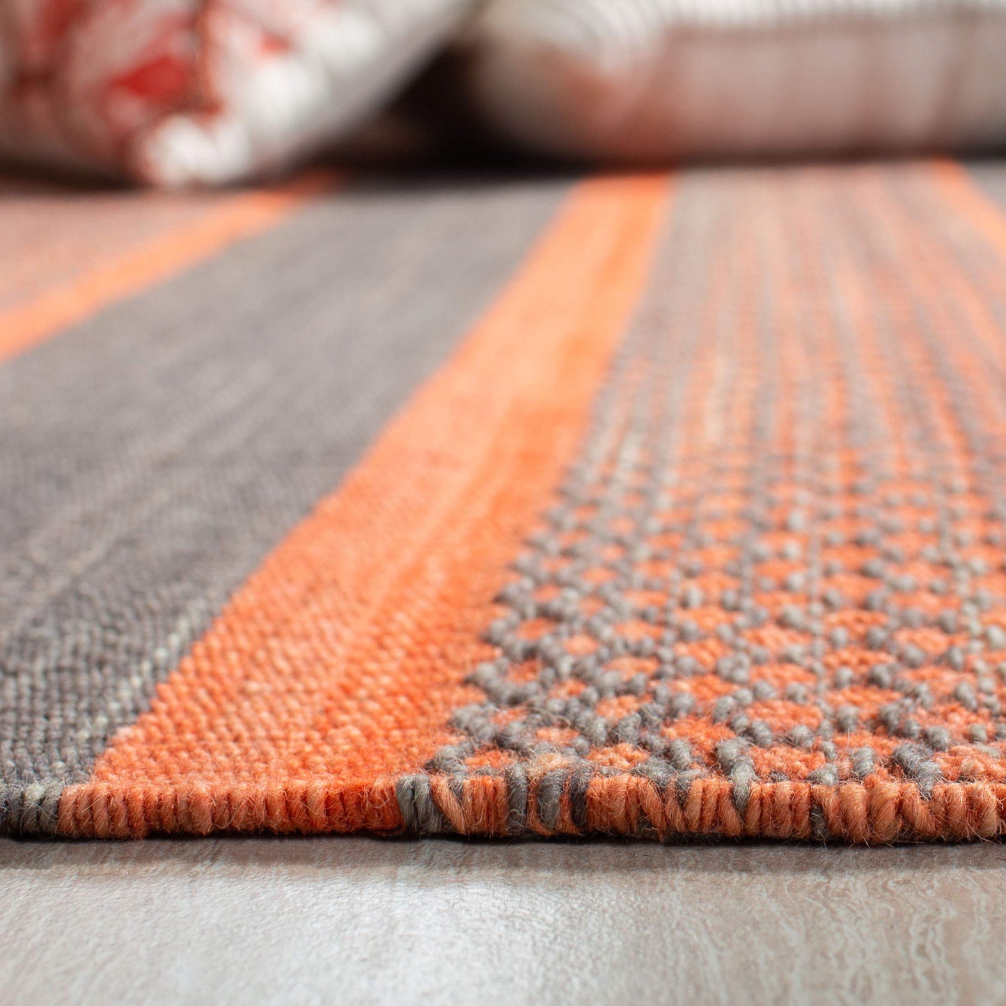 SAFAVIEH Kilim Collection Accent Rug - 4' x 6', Dark Grey & Orange, Handmade Flat Weave Wool, Ideal for High Traffic Areas in Entryway, Living Room, Bedroom (KLM952C)