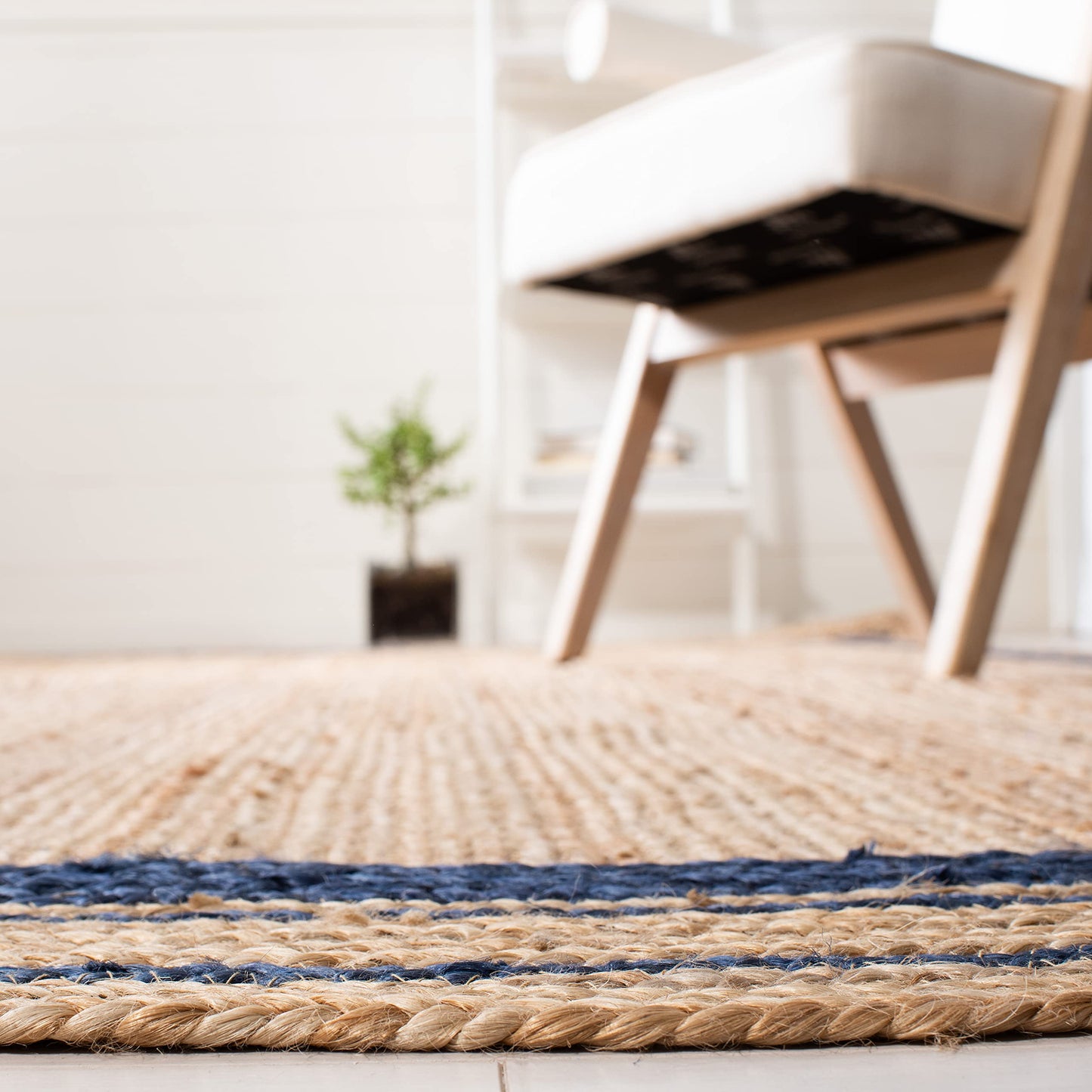 SAFAVIEH Natural Fiber Collection Accent Rug - 4' x 6', Navy & Natural, Handmade Border Farmhouse Jute, Ideal for High Traffic Areas in Entryway, Living Room, Bedroom (NF109N)