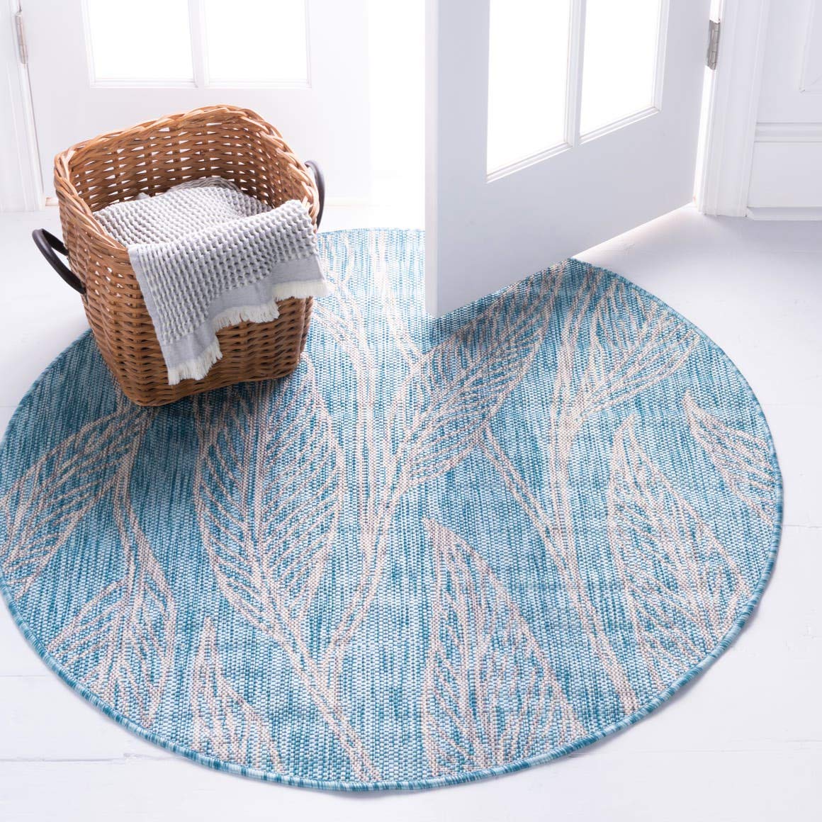 Unique Loom Outdoor Botanical Collection Area Rug - Leaf (4' 1" Round, Light Aqua/ Ivory)