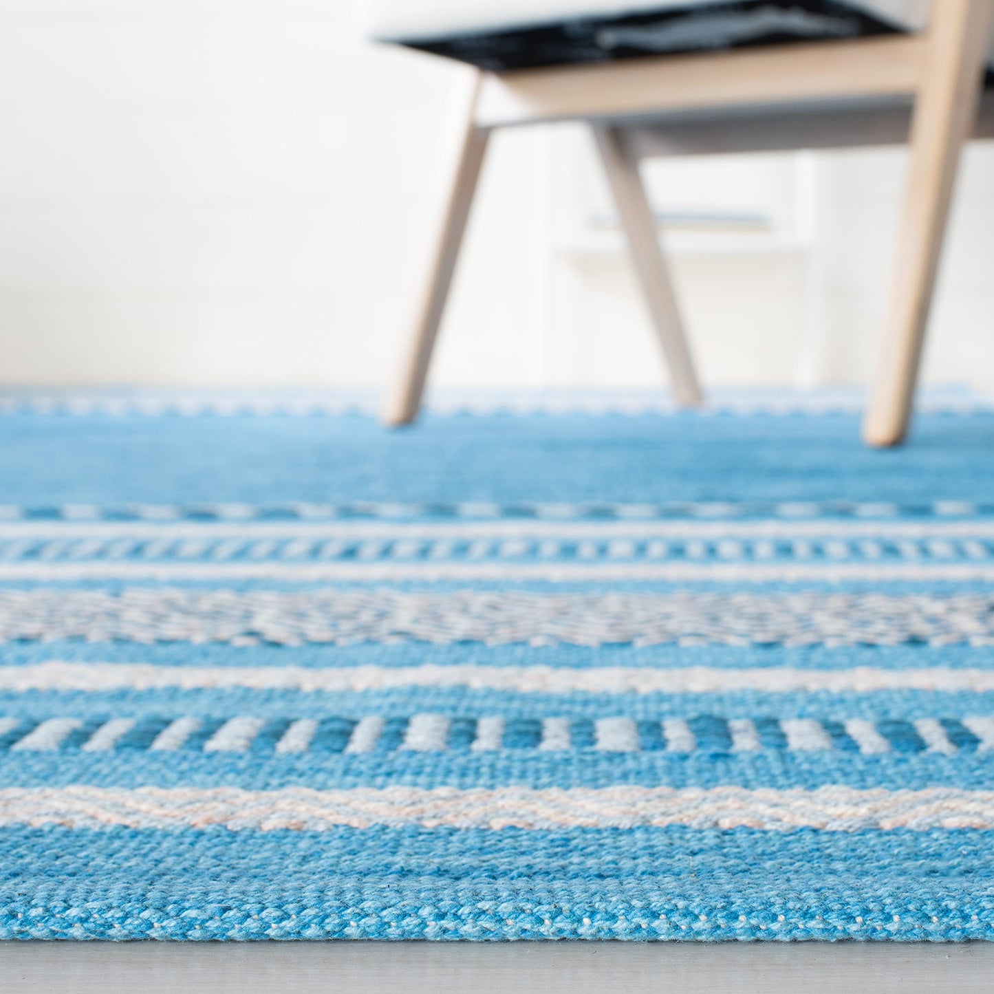 SAFAVIEH Montauk Collection Accent Rug - 4' x 6', Blue & Grey, Handmade Flat Weave Cotton, Ideal for High Traffic Areas in Entryway, Living Room, Bedroom (MTK215M)