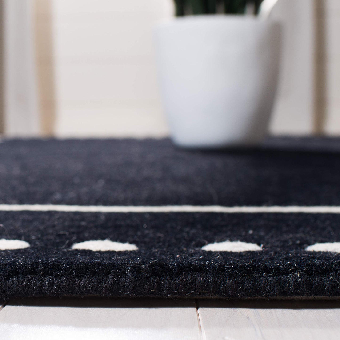 SAFAVIEH Bella Collection Accent Rug - 2' x 3', Black & Ivory, Handmade Dotted Border Wool, Ideal for High Traffic Areas in Entryway, Living Room, Bedroom (BEL151E)