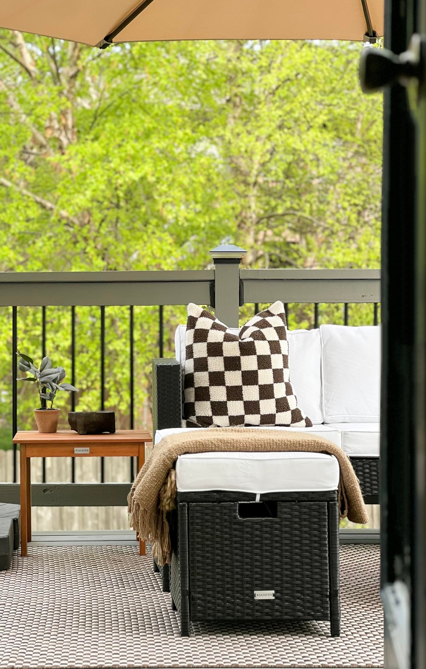 SAFAVIEH Washable Rug Outdoor Courtyard Collection - 2'7" x 5', Light Brown & Light Grey, Non-Shedding & Easy Cleaning, Ideal for Patio, Backyard, Mudroom (CY8653-36321)