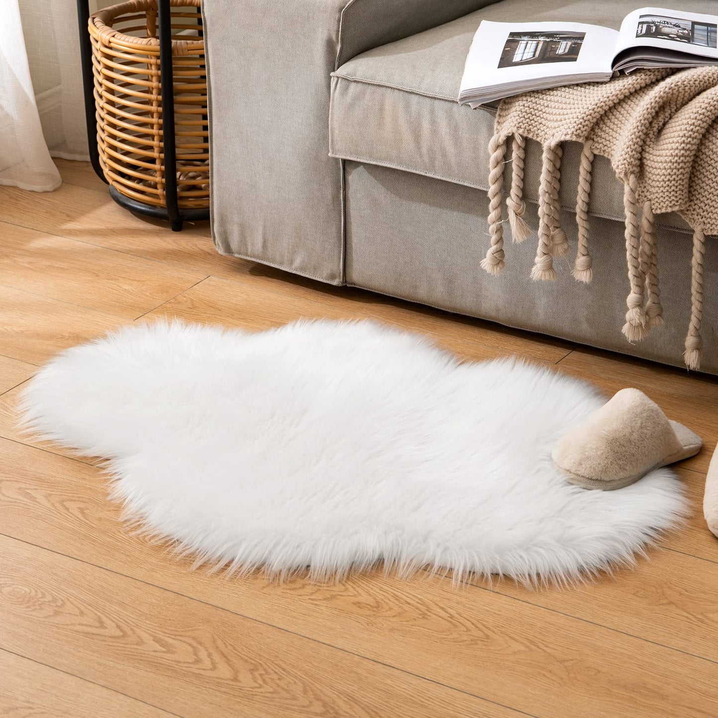 MIULEE Fluffy Rug Soft Shaggy Faux Fur Area Rug Luxury Plush Cloud Shape Carpet for Christmas Decor Bedroom Living Room Sofa Chair 2 x 3 Feet, White