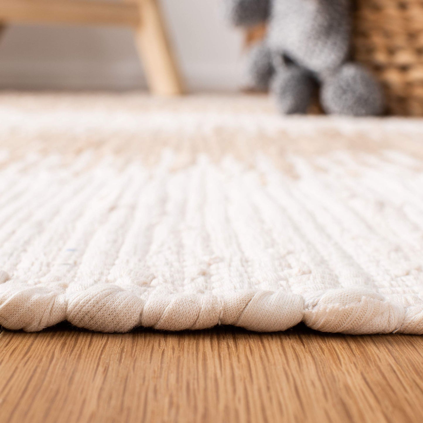 SAFAVIEH Montauk Collection Area Rug - 5' x 7', Beige, Handmade Fringe Cotton, Ideal for High Traffic Areas in Living Room, Bedroom (MTK752A)