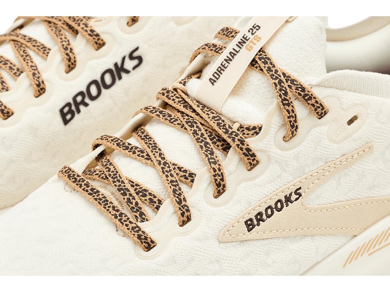 Brooks Womens Adrenaline GTS 25 Coconut/Tofu/Creme 9 Medium