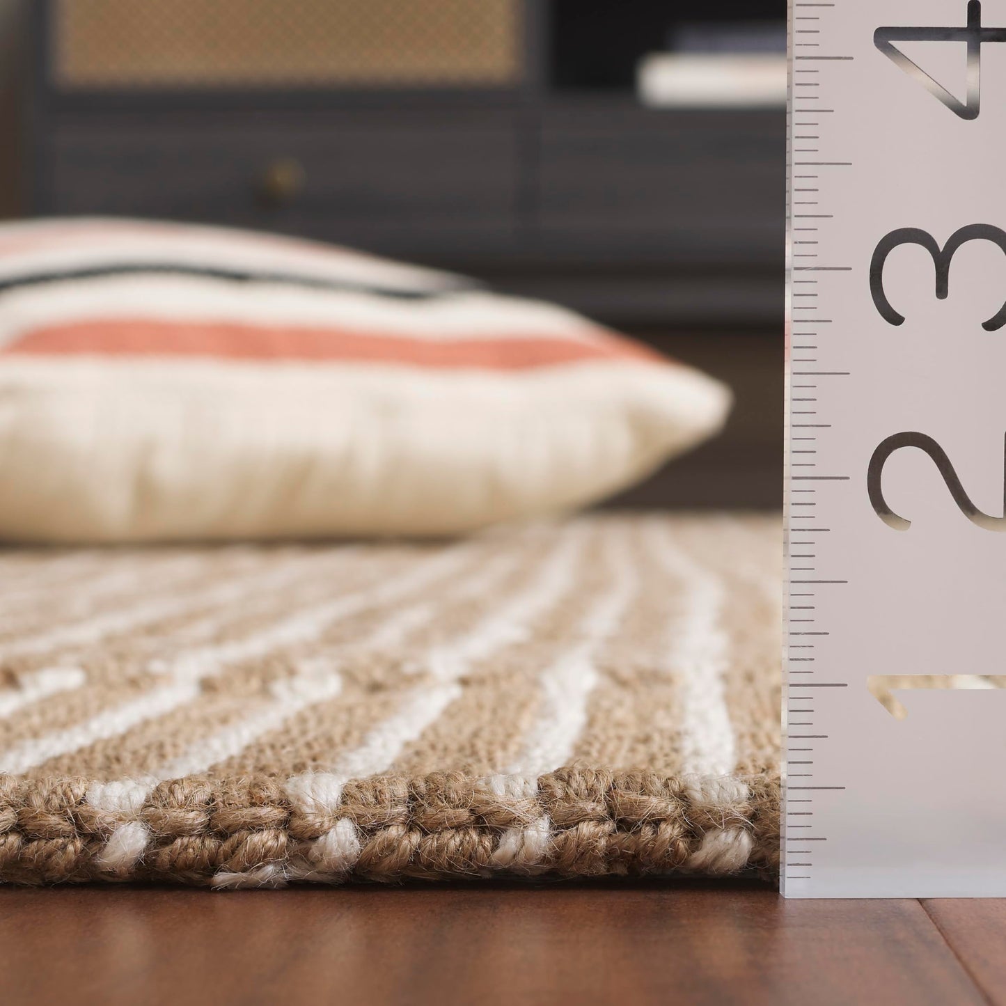 SAFAVIEH Natural Fiber Collection Area Rug - 8' Square, Ivory & Beige, Handmade Jute, Ideal for High Traffic Areas in Living Room, Bedroom (NF449A)