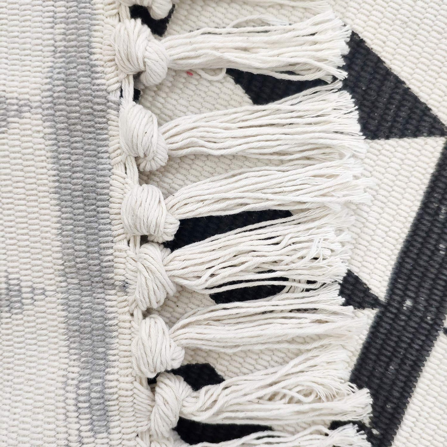 USTIDE 3'x5'Hand Woven Rug, Accent Rug for Bedroom, Large Cotton Tassels Boho Area Rug Fringe Rug for Living Room Kitchen Laundry Bathroom Doorway, Black&Cream