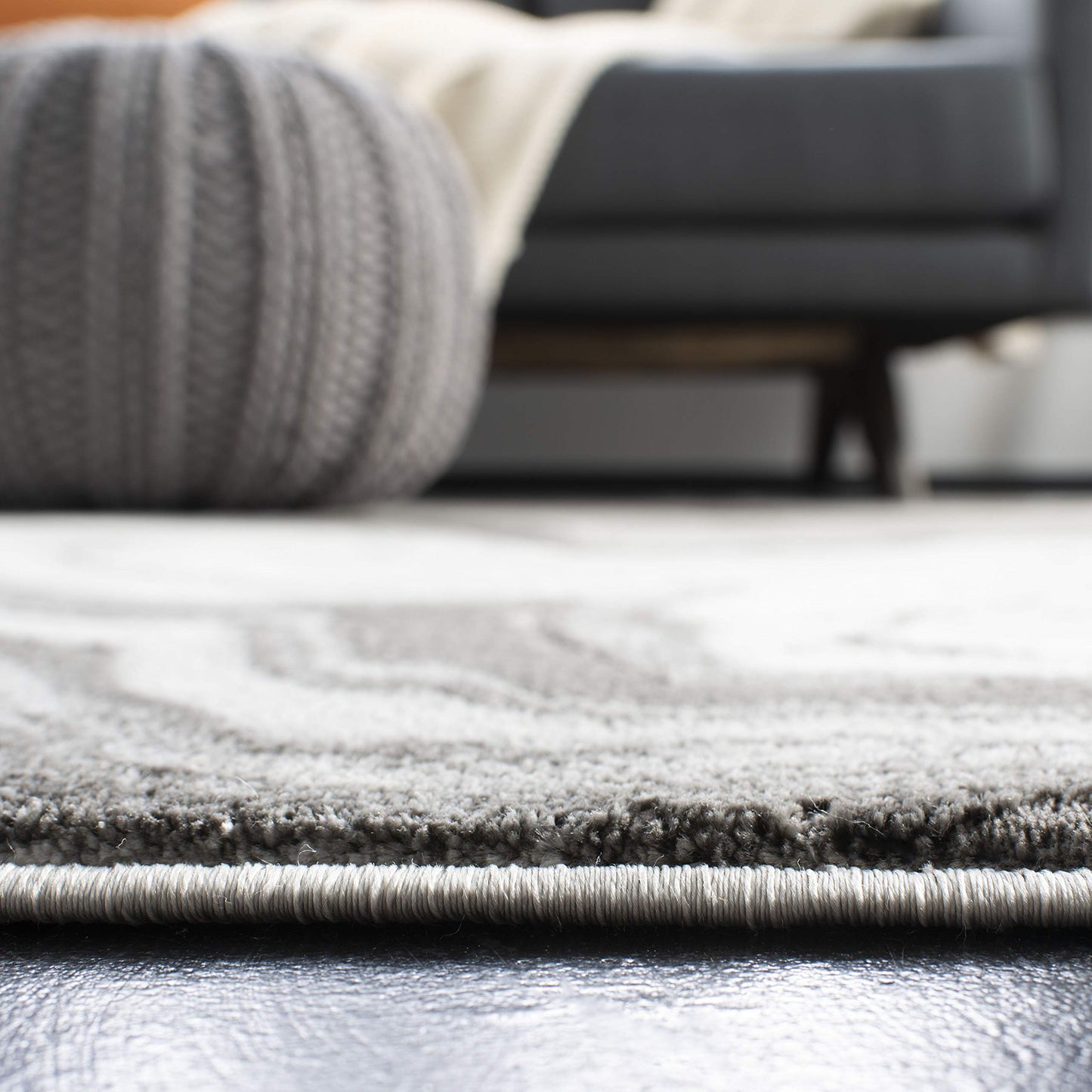 SAFAVIEH Craft Collection Area Rug - 5'3" x 7'6", Grey & Silver, Modern Abstract Design, Non-Shedding & Easy Care, Ideal for High Traffic Areas in Living Room, Bedroom (CFT819G)