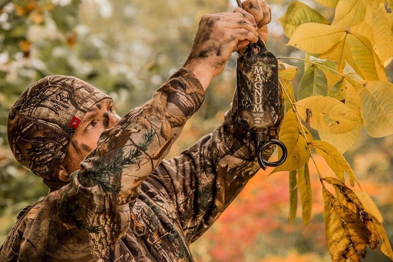 WILDLIFE RESEARCH CENTER Magnum Scrape-Dripper, Smart Scent Dispenser for Deer Hunting, Drips Daytime Only up to 2-3 Weeks with 4 FL OZ of Scent (not Included) No Batteries Required