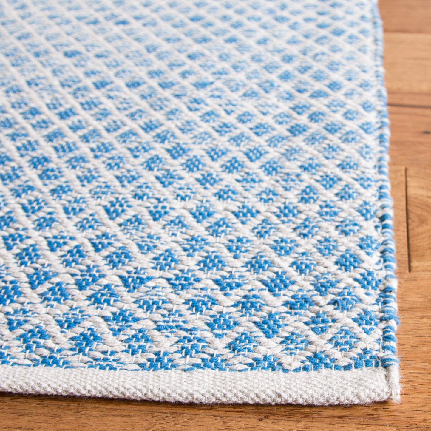 SAFAVIEH Montauk Collection Area Rug - 5' x 8', Blue & Ivory, Handmade Cotton, Ideal for High Traffic Areas in Living Room, Bedroom (MTK601B)