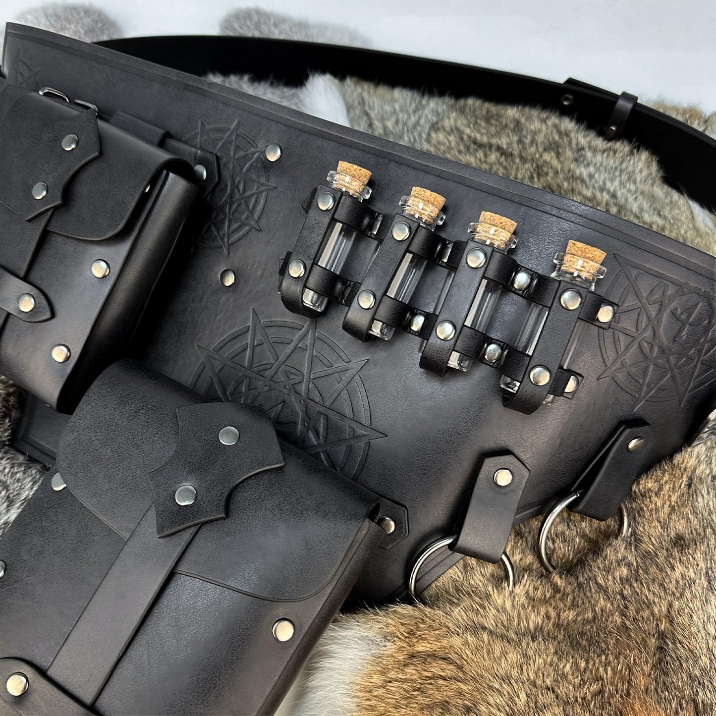 HiiFeuer 4 PCs Medieval Alchemy Belt Costume, Fantasy Faux Leather Wizard Potion Holder Belt with 4 Cork Vials and Belt Bag (Black A)