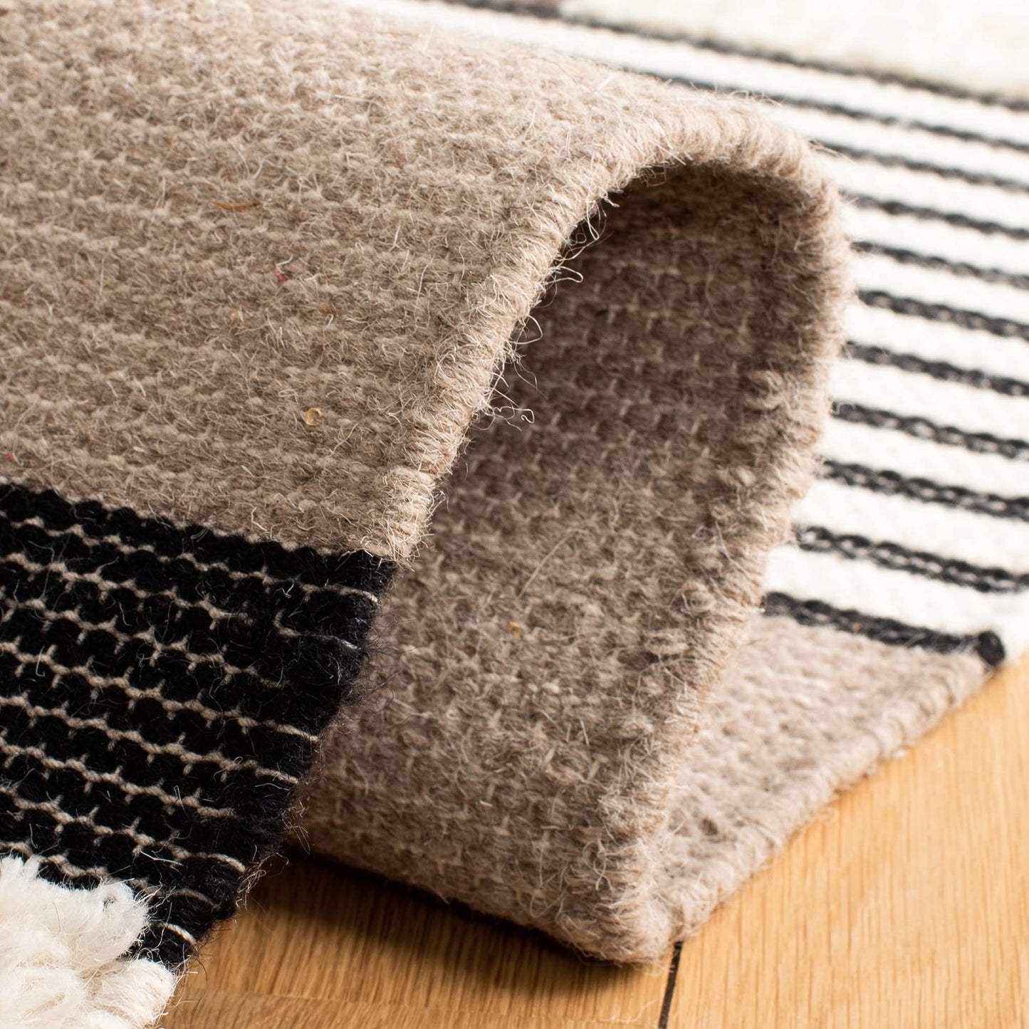SAFAVIEH Kenya Collection Accent Rug - 4' x 6', Black & Ivory, Handmade Southwestern Wool, Ideal for High Traffic Areas in Entryway, Living Room, Bedroom (KNY278Z)