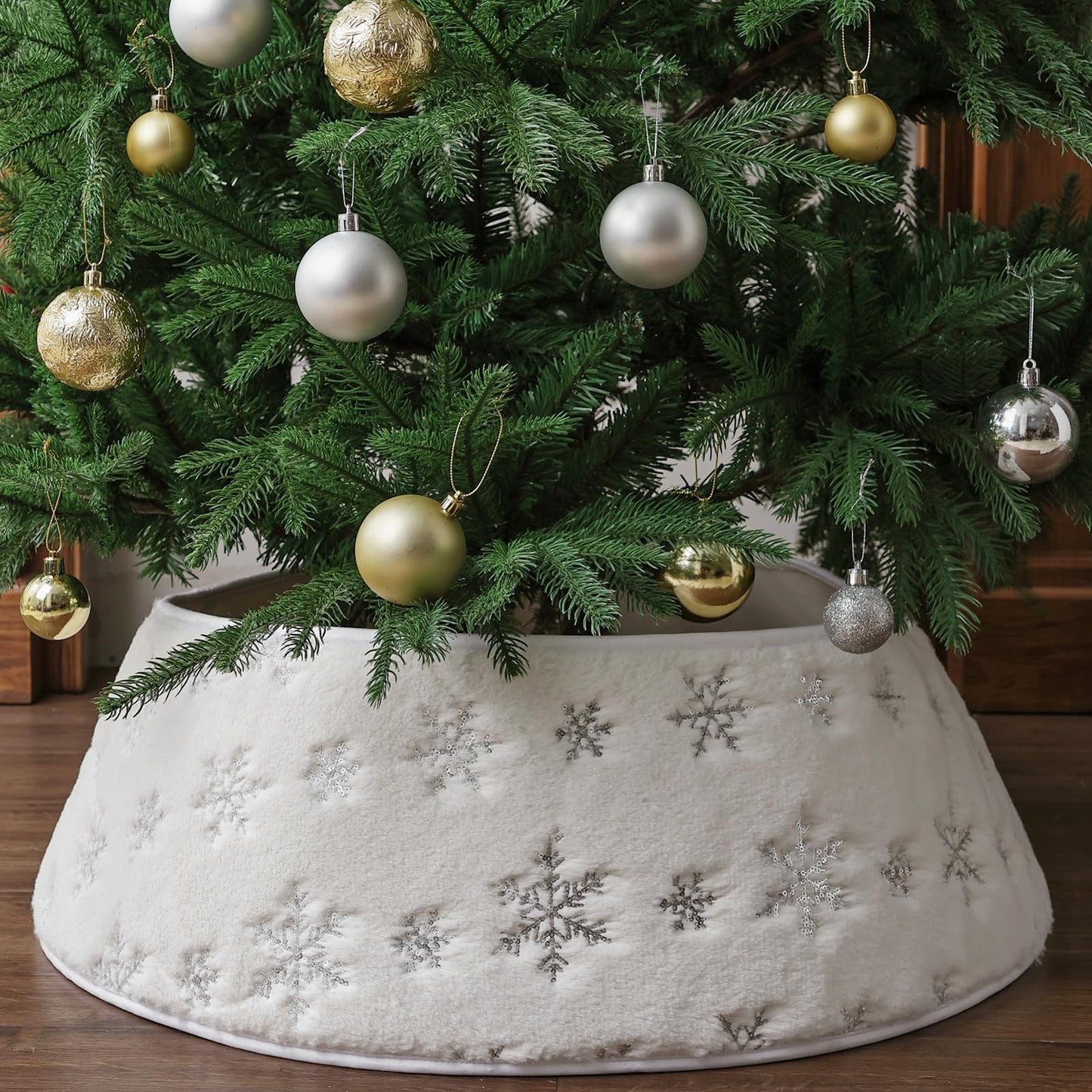 Faux Fur Christmas Tree Collar: Rustic White Luxury Plush Fur Christmas Tree Collars with Sliver Snowflake Sequins Pattern, Size Adjustable Farmhouse Modern Xmas Tree Skirt for Christmas Home Decor
