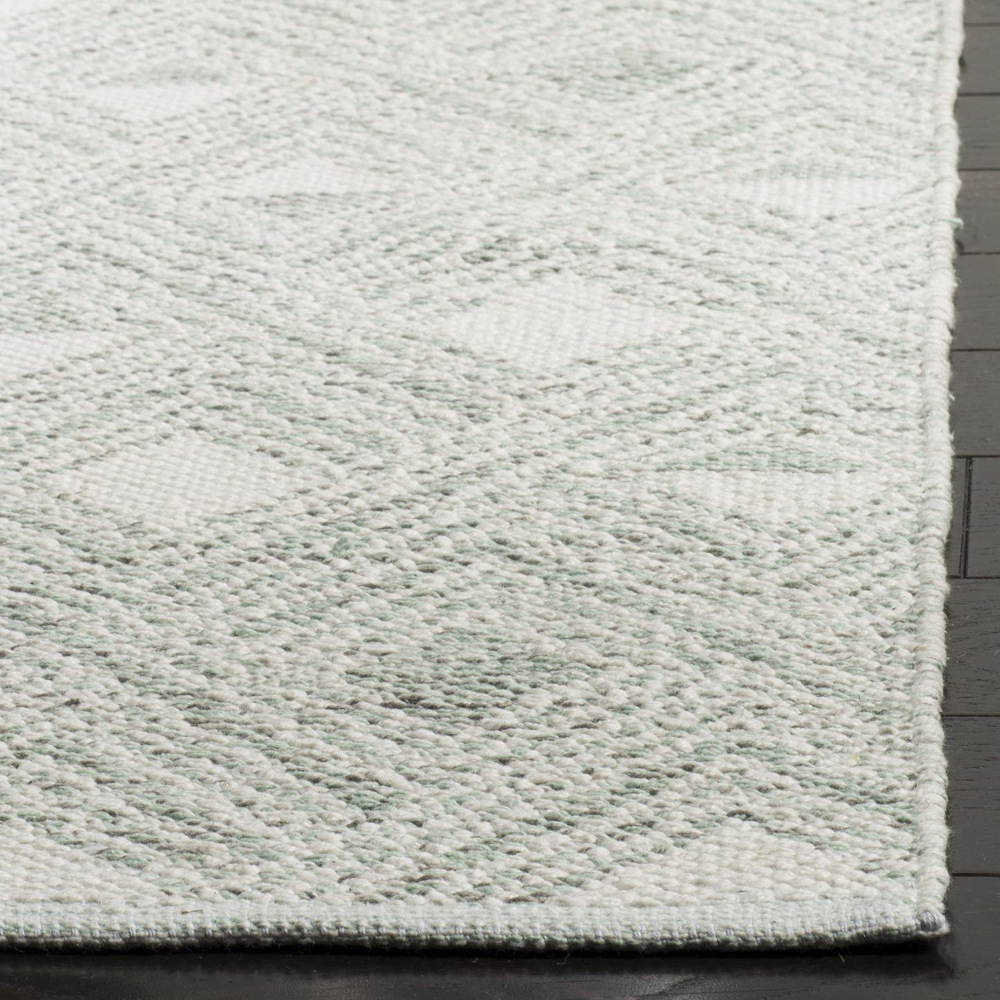 SAFAVIEH Montauk Collection Accent Rug - 3' x 5', Light Green & Ivory, Handmade Cotton, Ideal for High Traffic Areas in Entryway, Living Room, Bedroom (MTK614G)