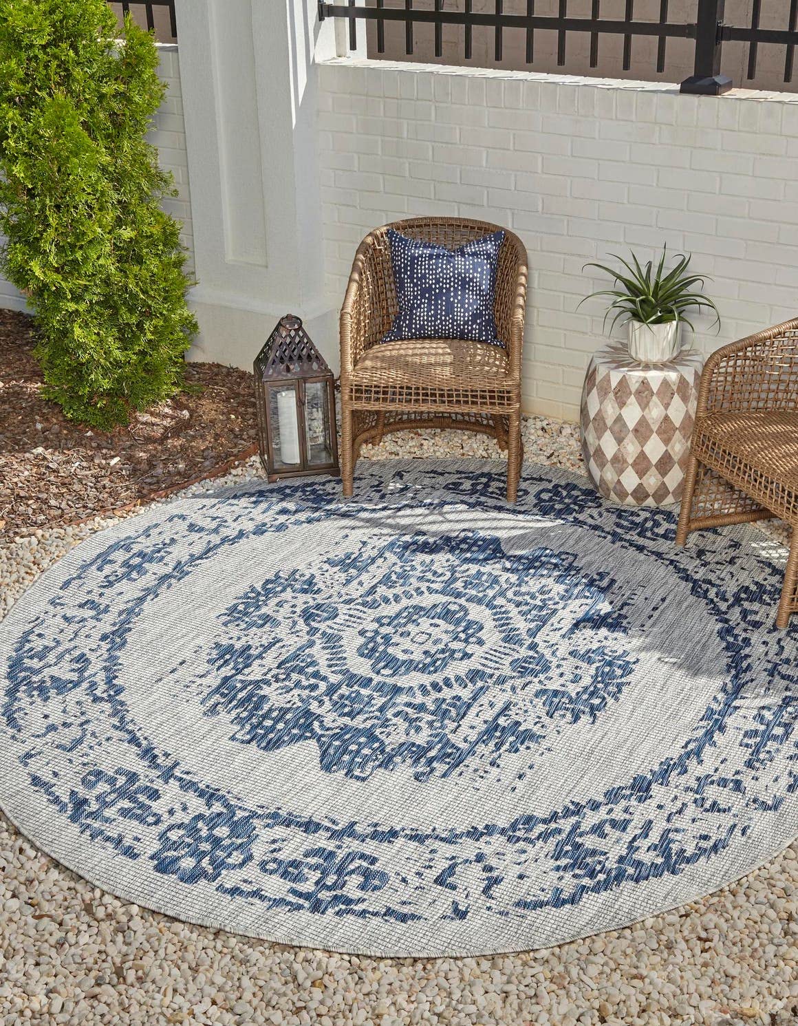 Unique Loom Outdoor Traditional Collection Area Rug - Timeworn (7' 10" Round, Blue/ Gray)