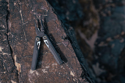 LEATHERMAN, Wave Alpha – 16-in-1 Multi-Tool with MagnaCut® Blade, G10 Handles & Full-Size Scissors, Obsidian