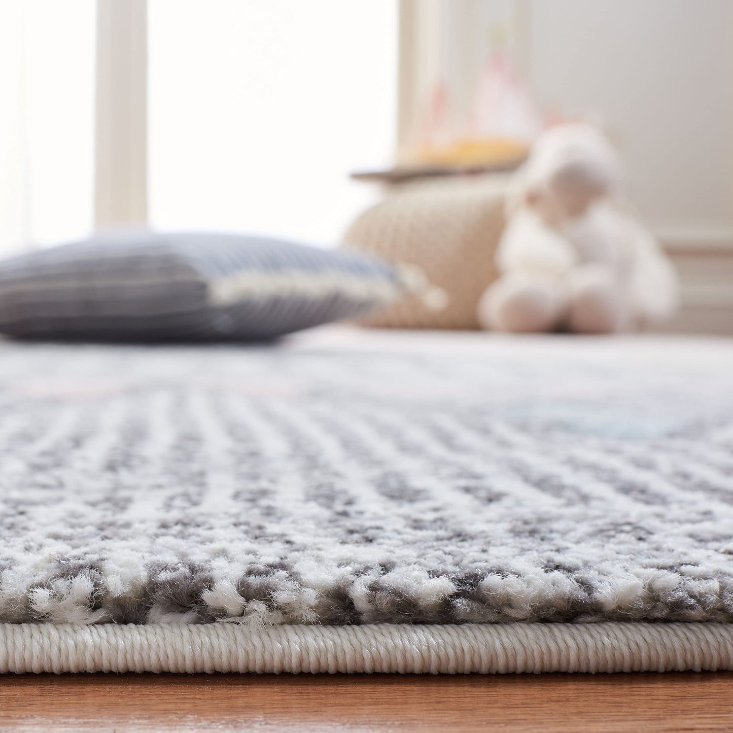 SAFAVIEH Carousel Kids Collection Accent Rug - 2' x 3', Grey & Pink, Boho Design, Non-Shedding & Easy Care, Ideal for High Traffic Areas for Boys & Girls in Playroom, Nursery, Bedroom (CRK117F)