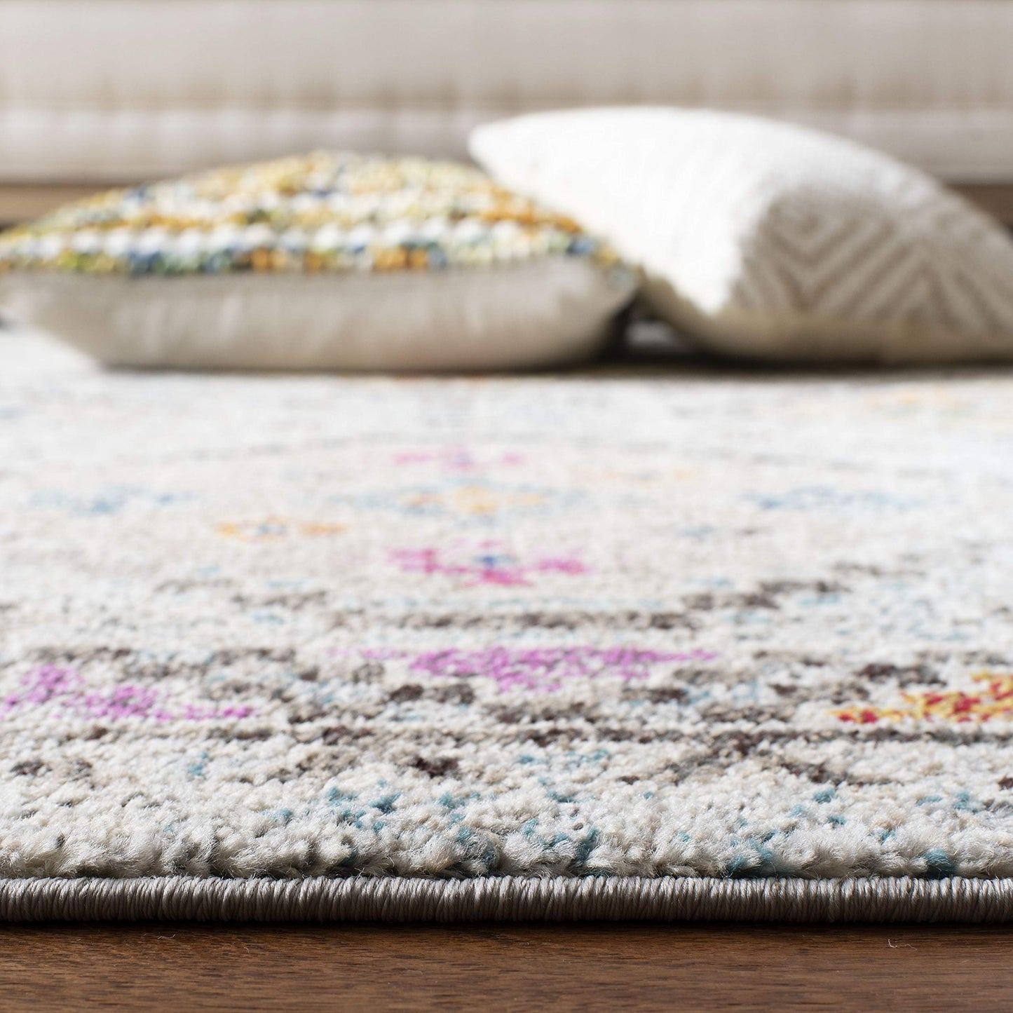 SAFAVIEH Madison Collection Area Rug - 6' x 9', Grey & Yellow, Boho Diamond Distressed Design, Non-Shedding & Easy Care, Ideal for High Traffic Areas in Living Room, Bedroom (MAD418F)